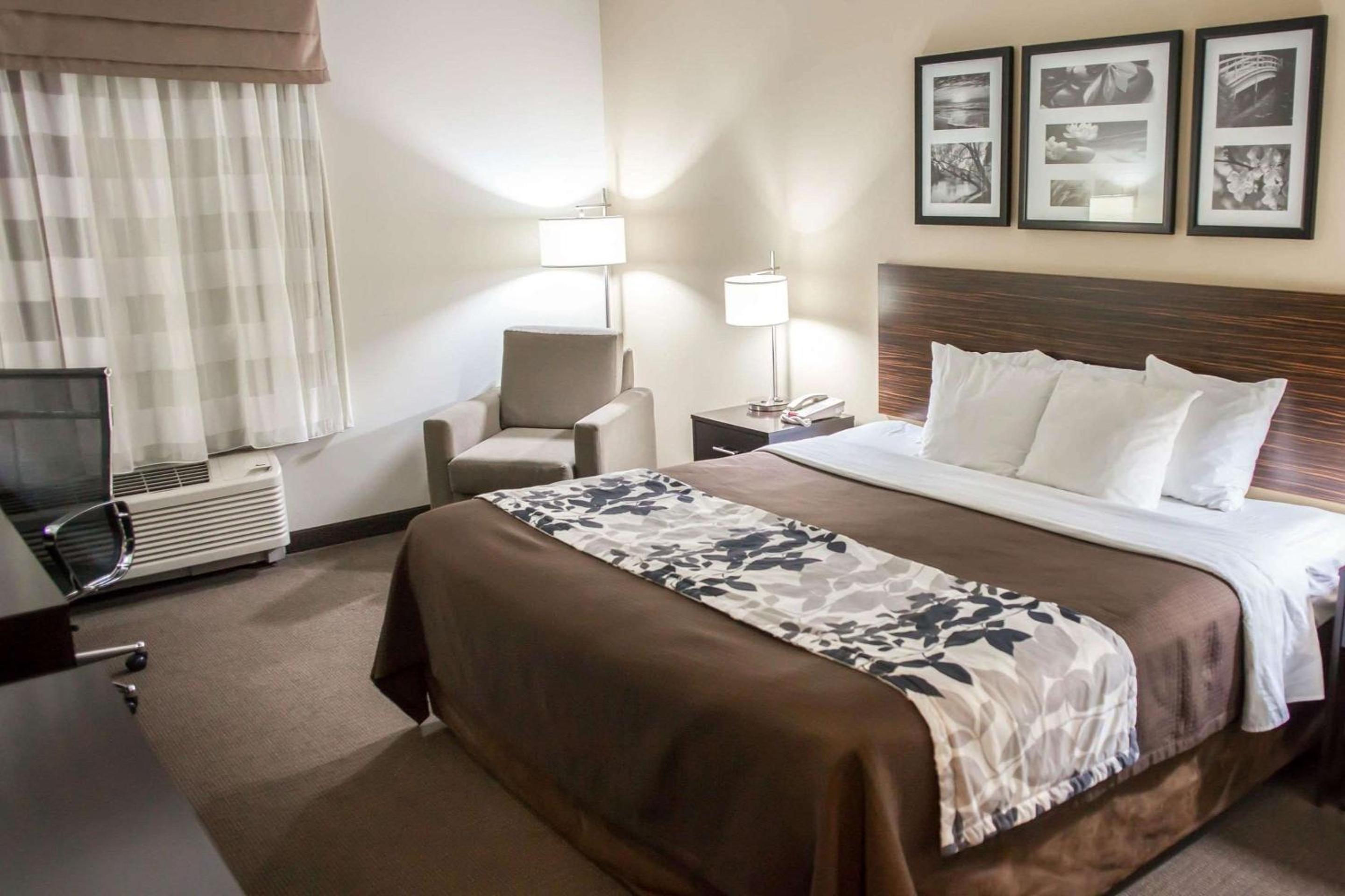 Standard King Room - Non-Smoking  - Photo 1