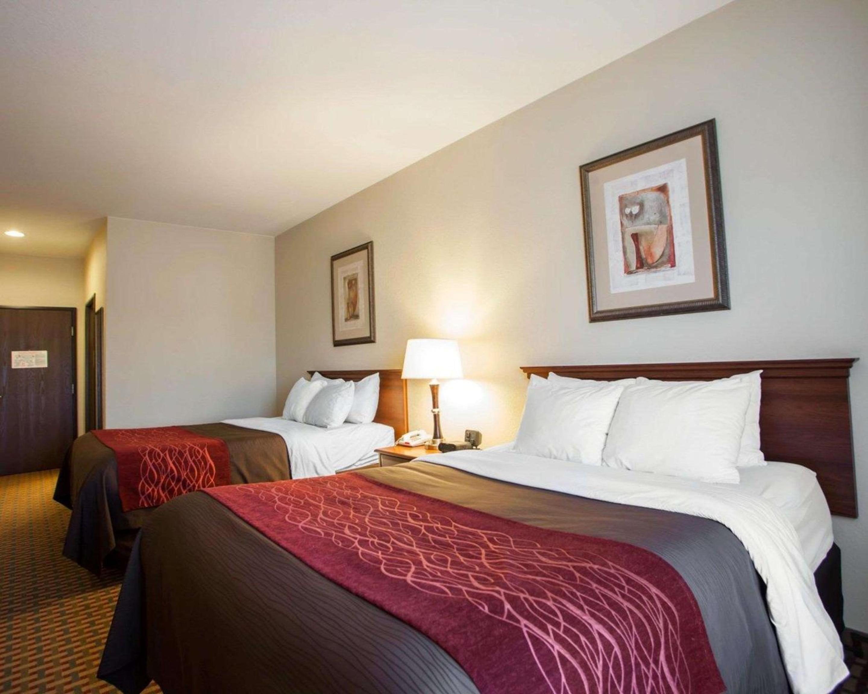 Queen Room with Two Queen Beds - Non-Smoking - Photo 4