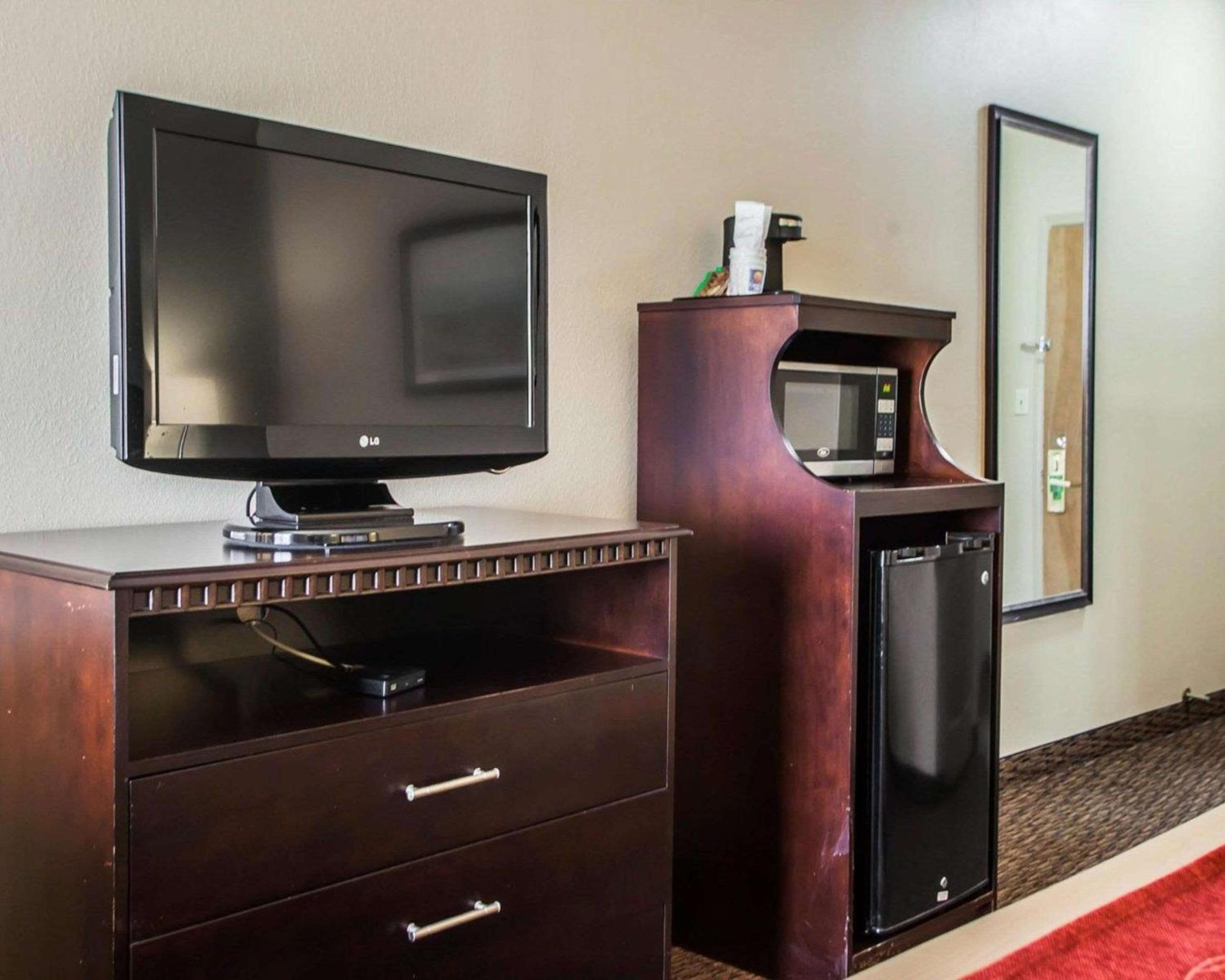 King Room - Non-Smoking - Photo 4