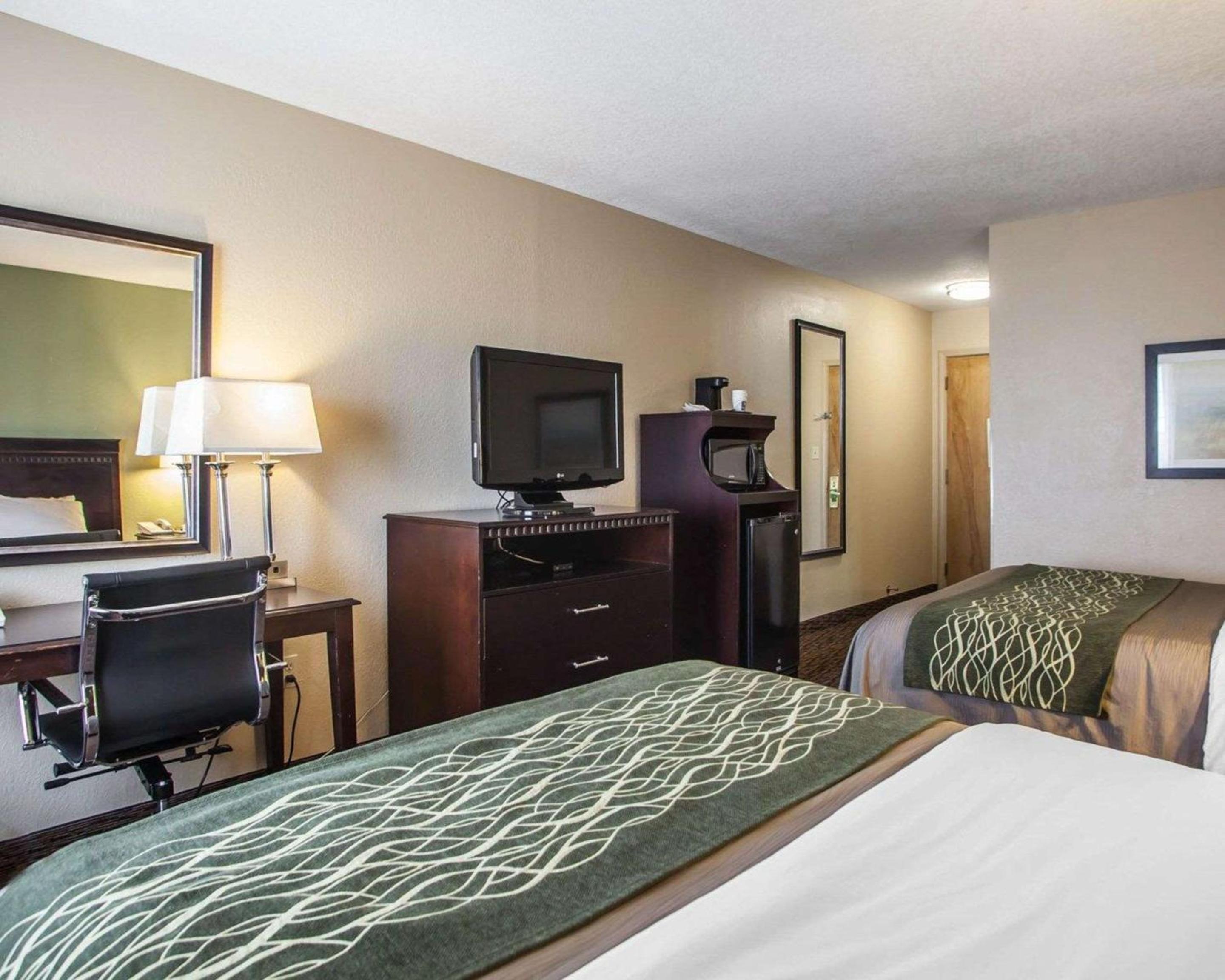 Standard Queen Room with Two Queen Beds - Non-Smoking - Photo 3