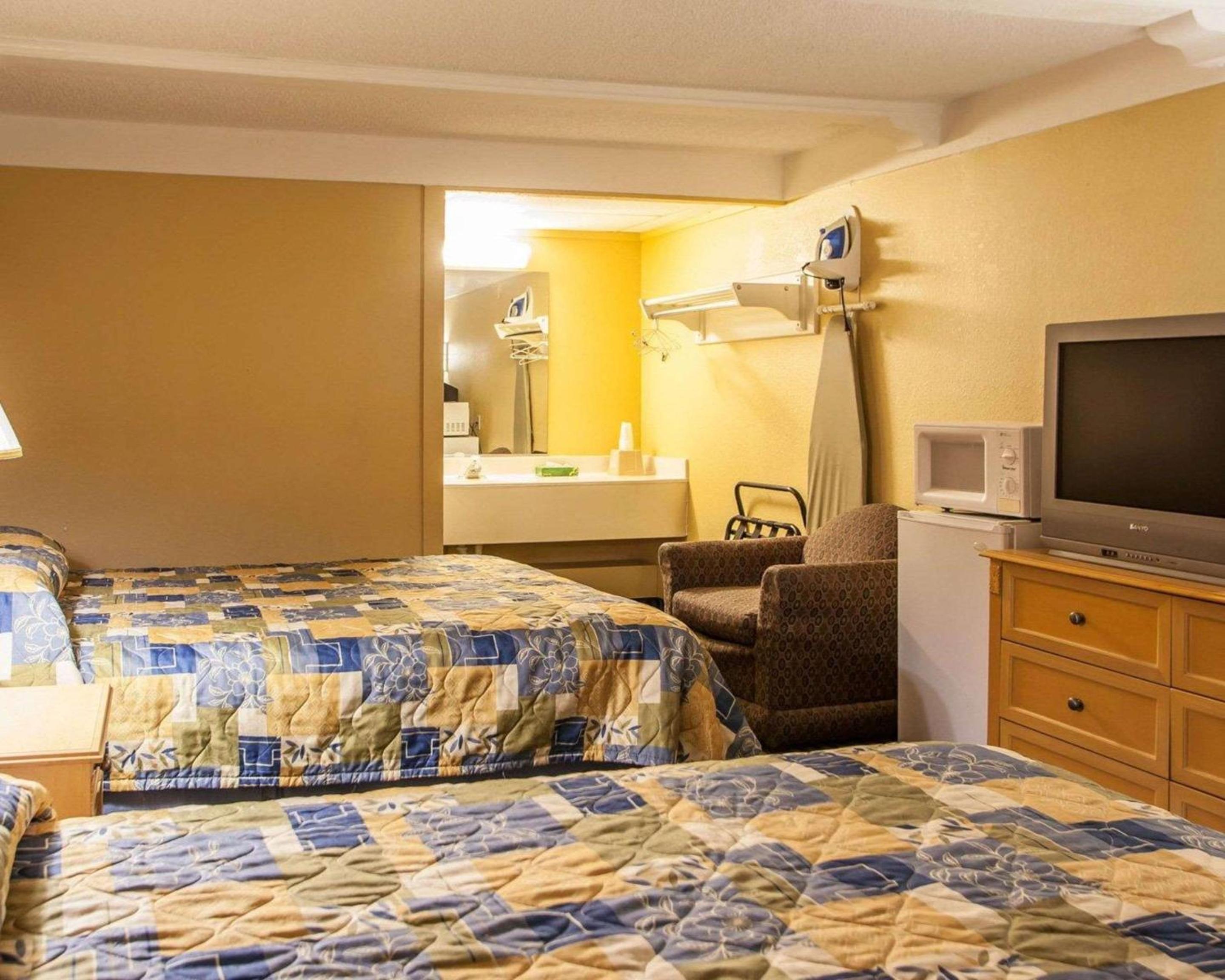 Queen Room with Two Queen Beds - Smoking - Photo 3