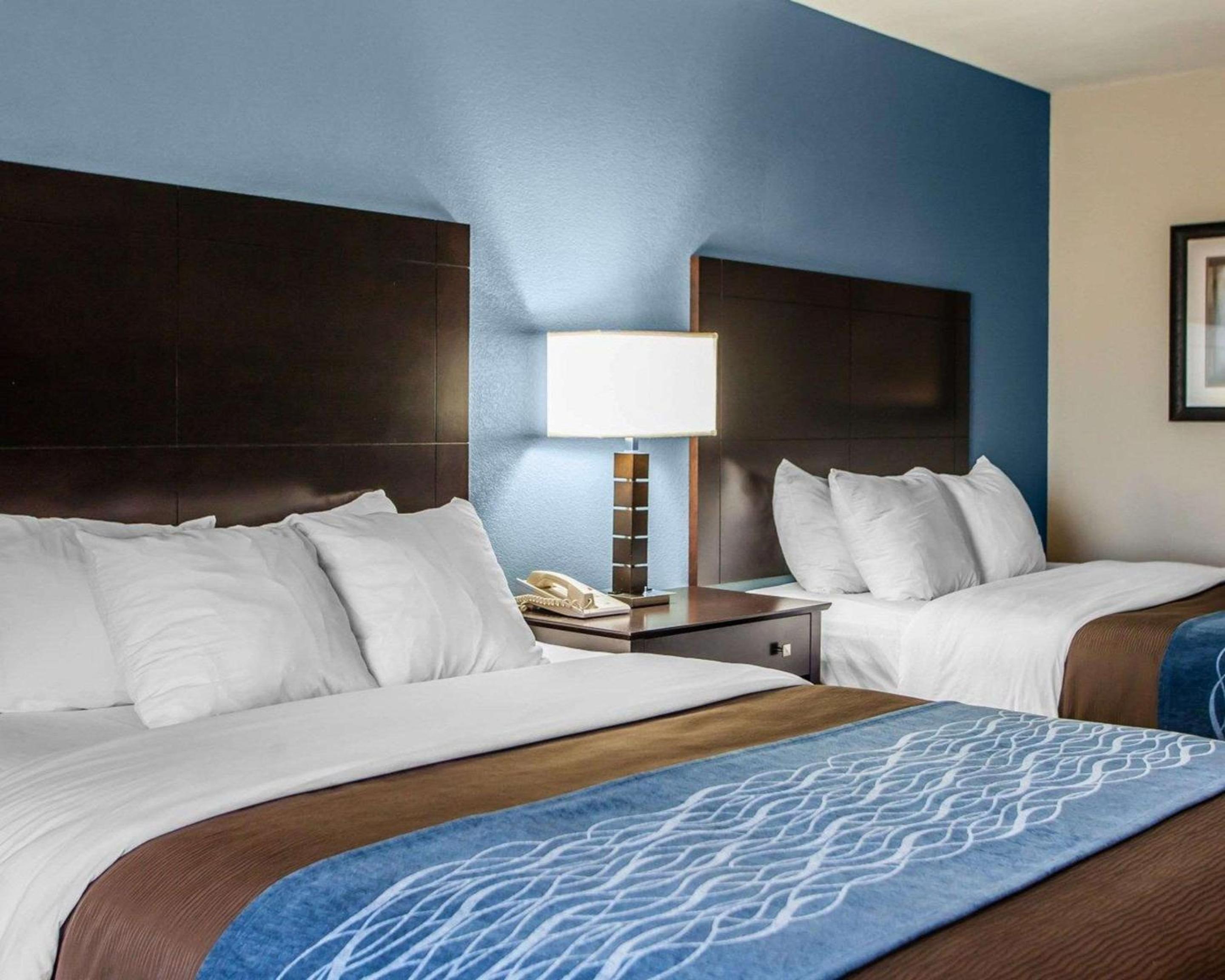 Queen Room with Two Queen Beds - Non-Smoking - Photo 1