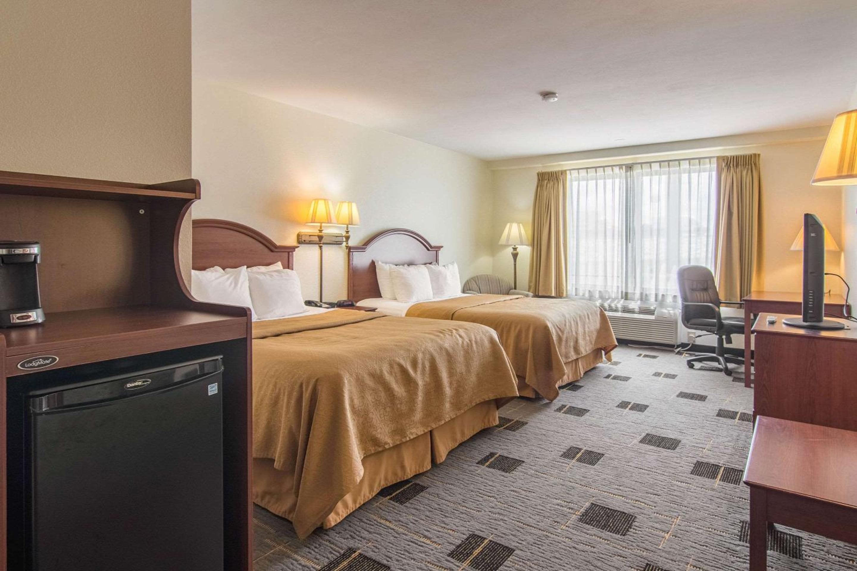 Queen Room with Two Queen Beds - Non-Smoking - Photo 3