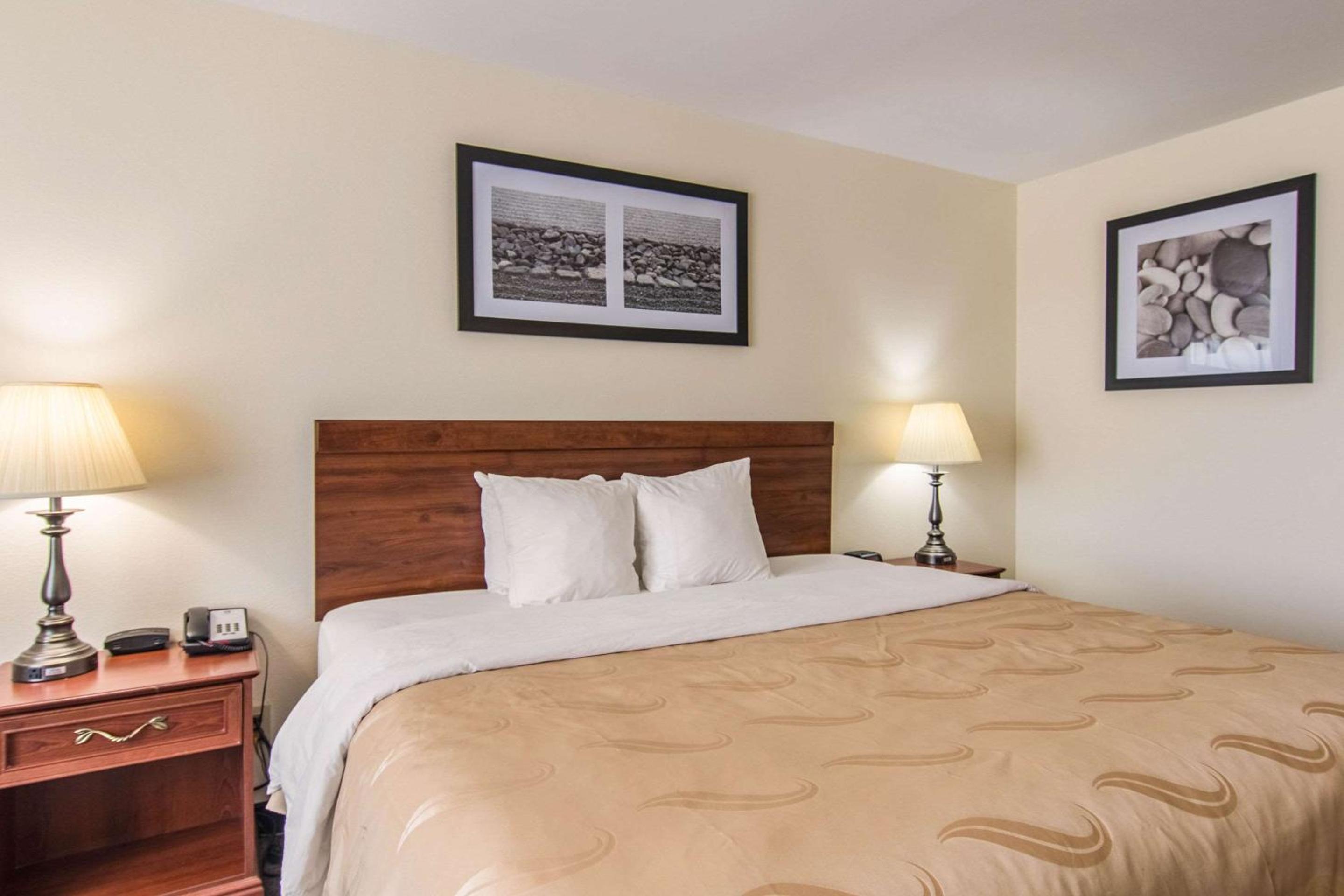 King Room - Non-Smoking - Photo 6