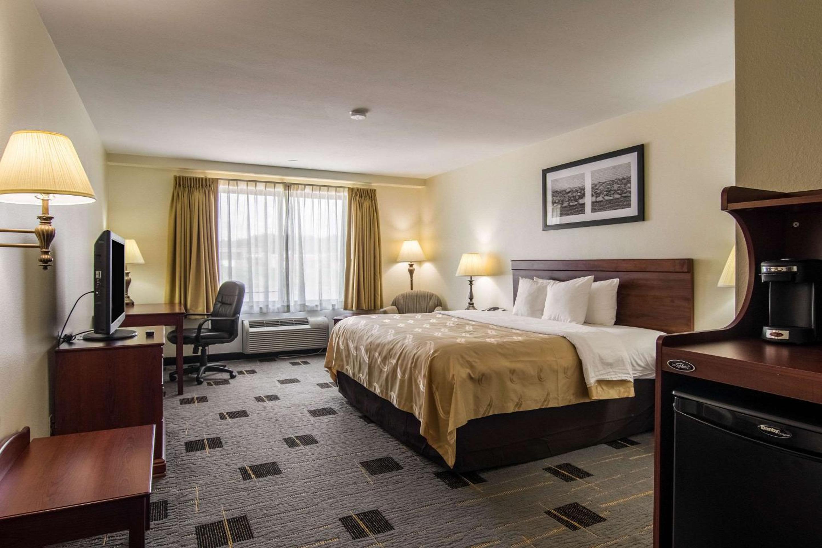 King Room - Non-Smoking - Photo 4