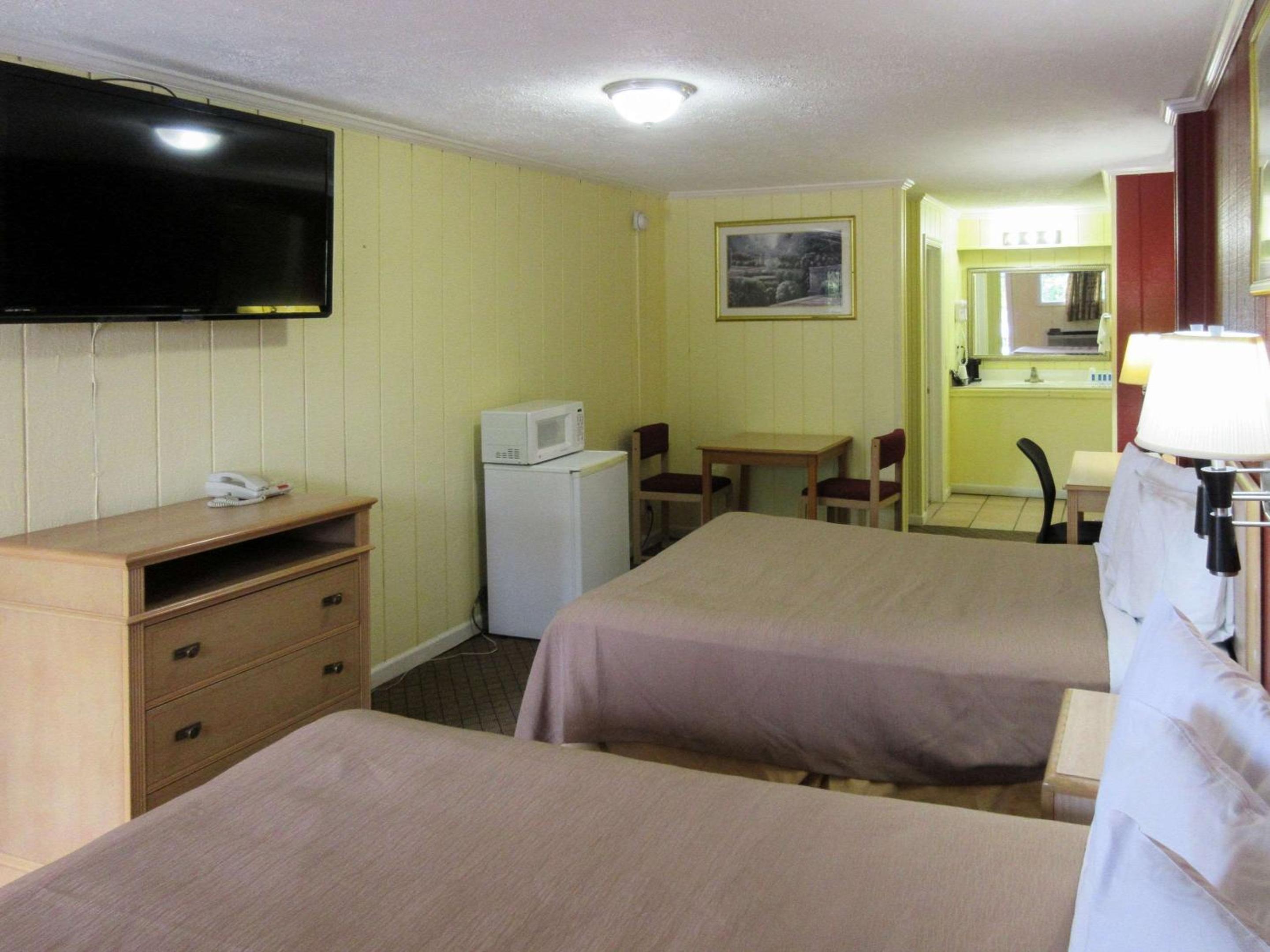 Queen Room with Two Queen Beds - Non-Smoking photo 1