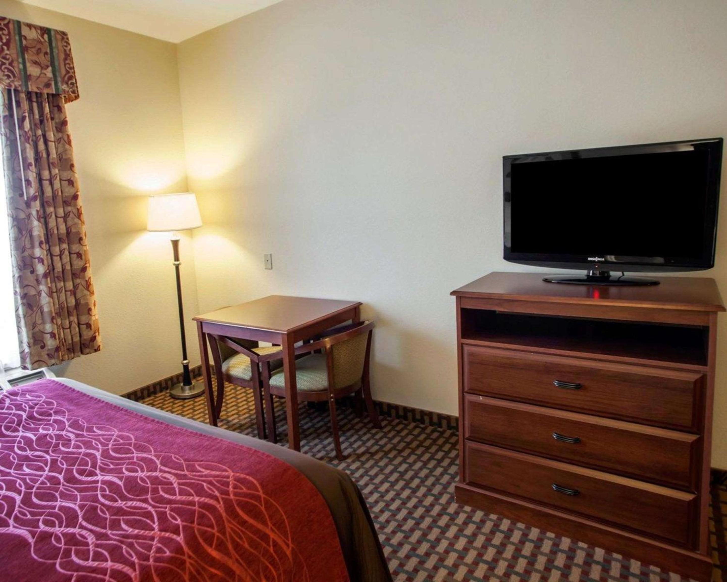 Queen Room with Two Queen Beds - Non-Smoking - Photo 3