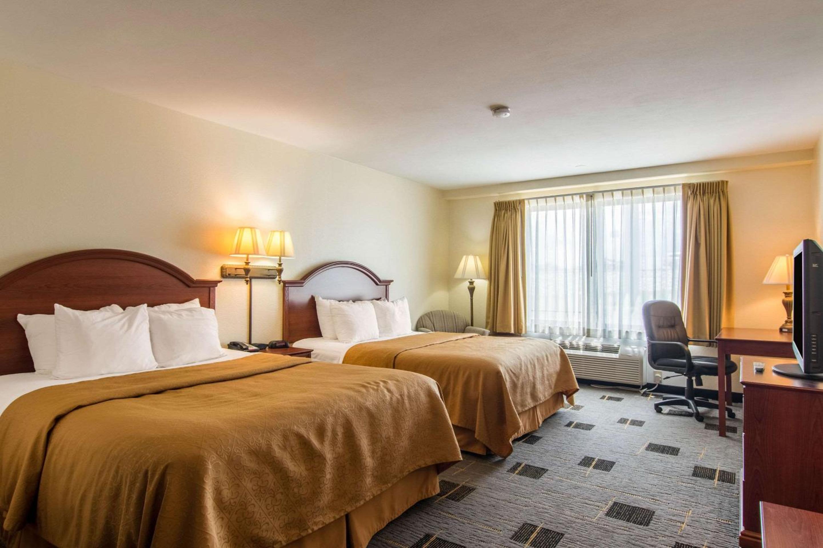 Queen Room with Two Queen Beds - Non-Smoking - Photo 4