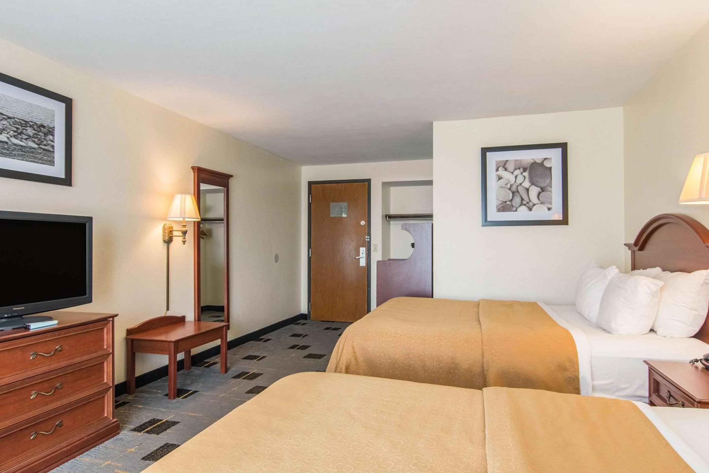 Queen Room with Two Queen Beds - Non-Smoking - Photo 5