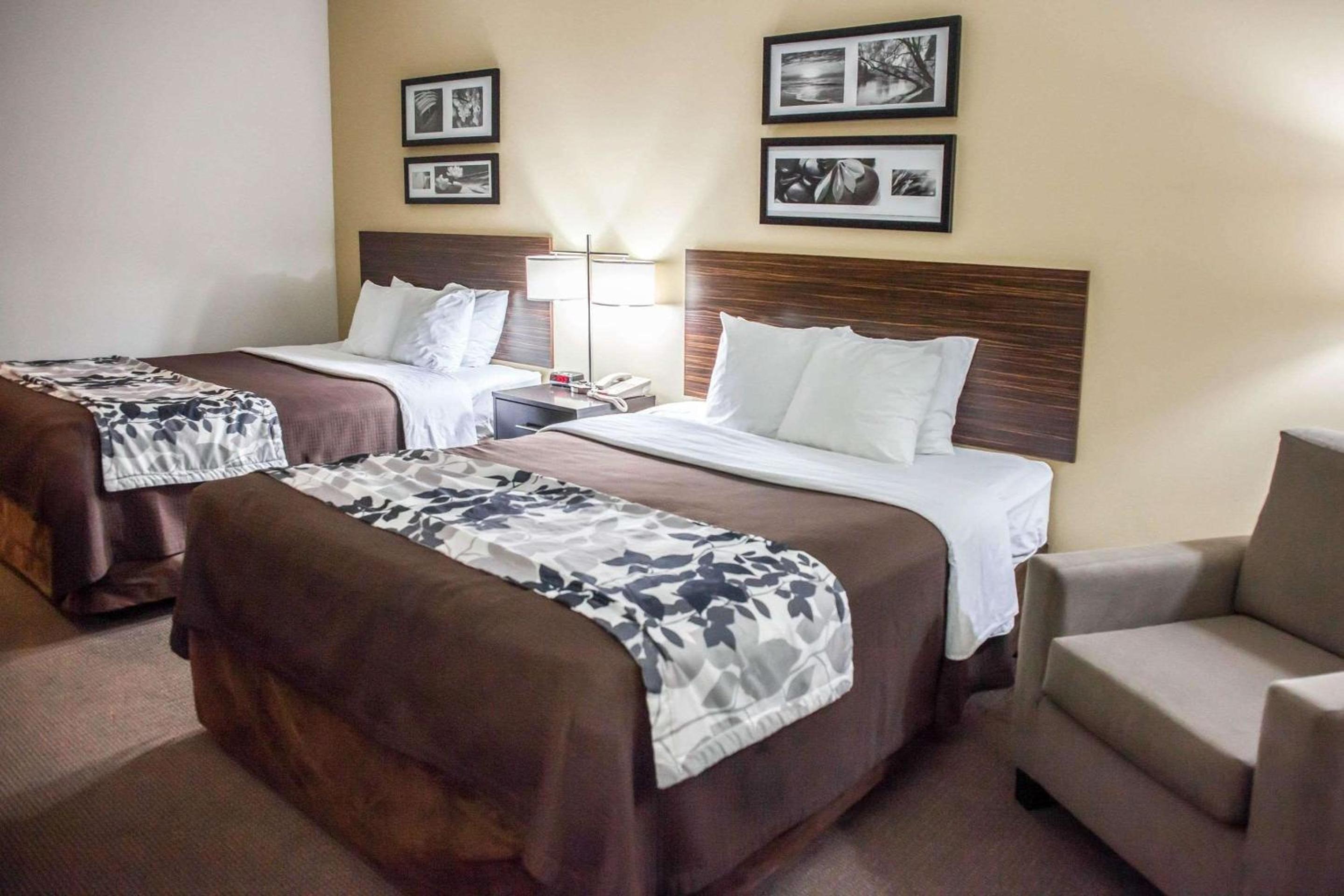 Queen Room with Two Queen Beds - Disability Access/Non-Smoking - Photo 2