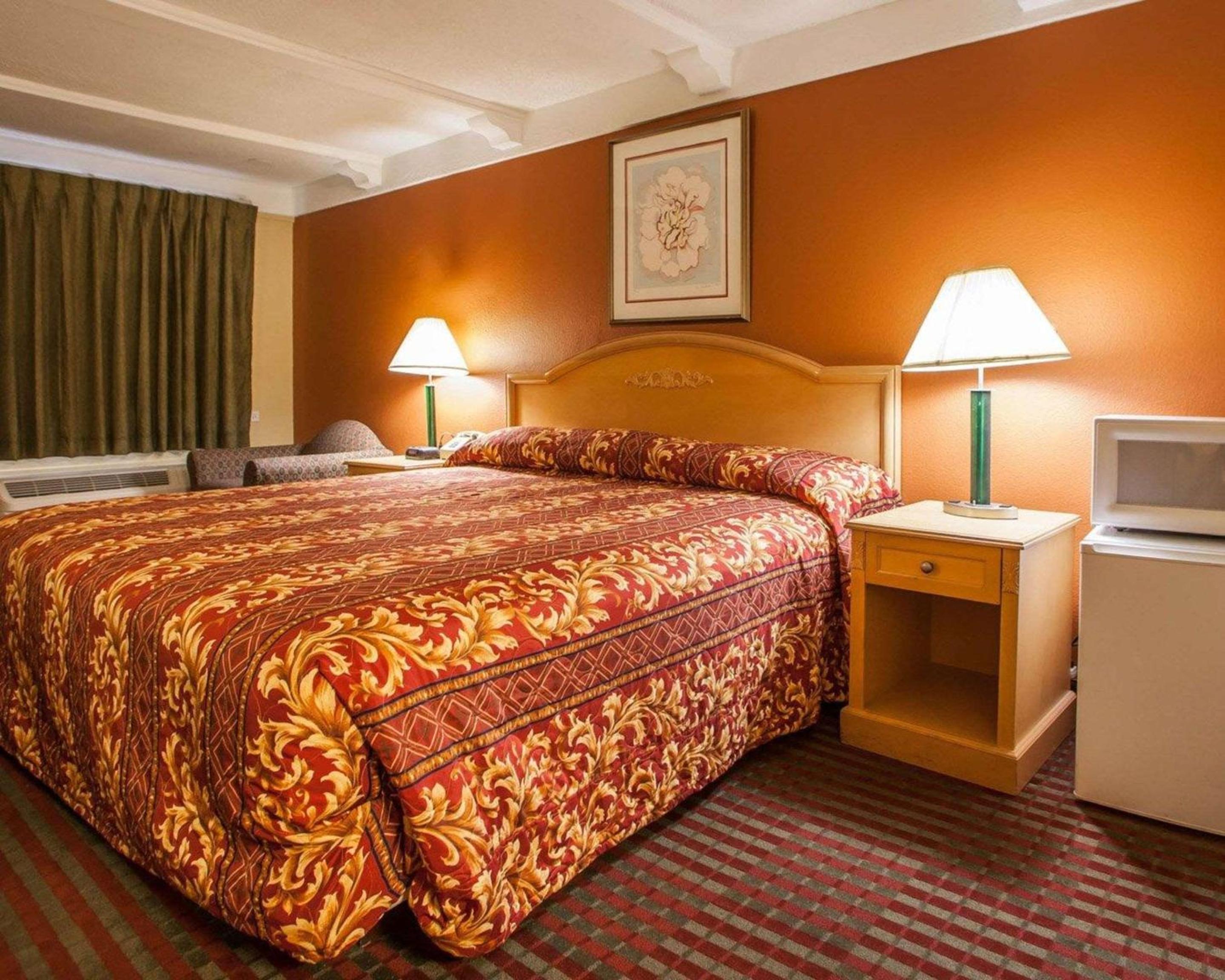 King Room - Non-Smoking - Photo 5