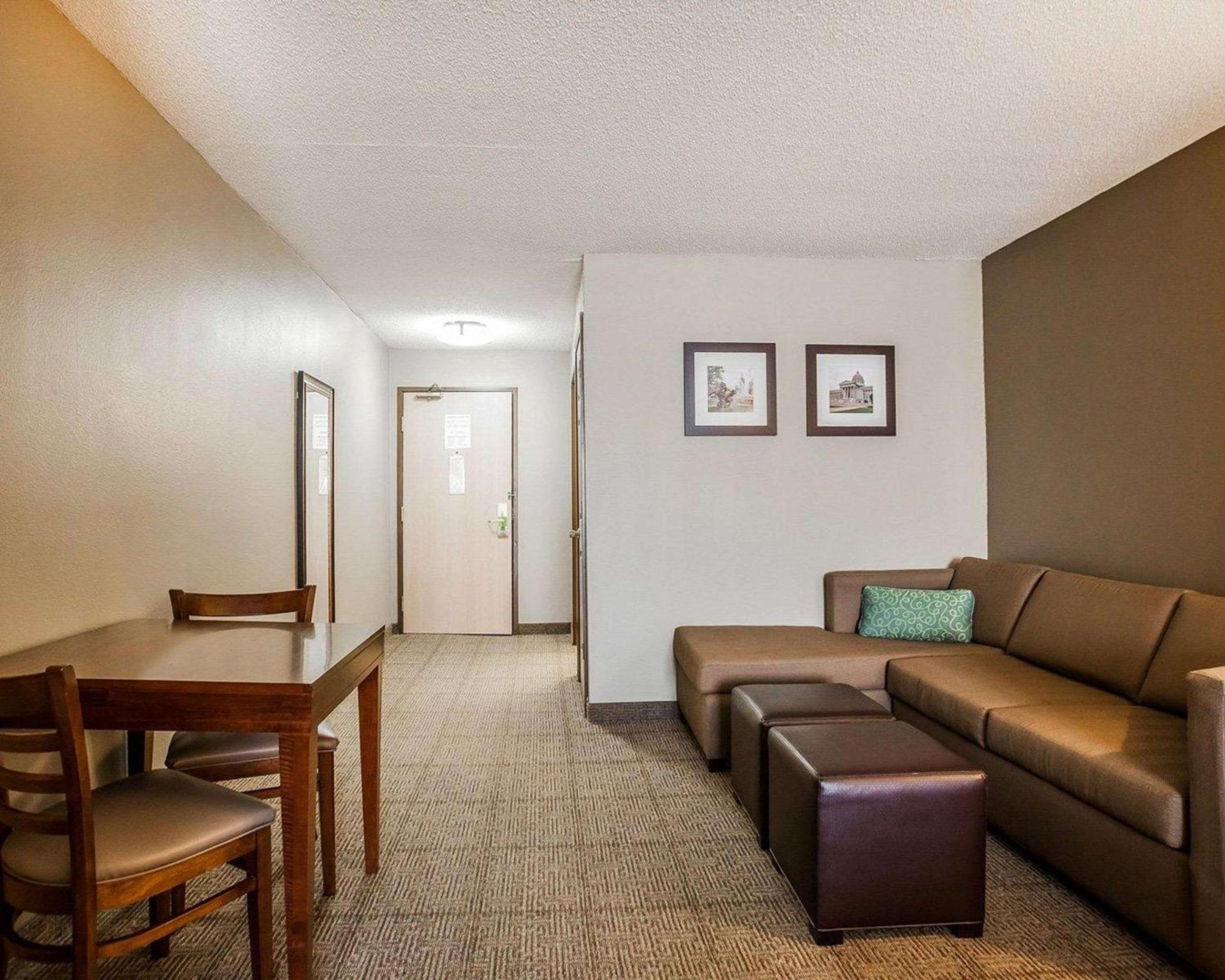 King Suite - Non-Smoking - Photo 3