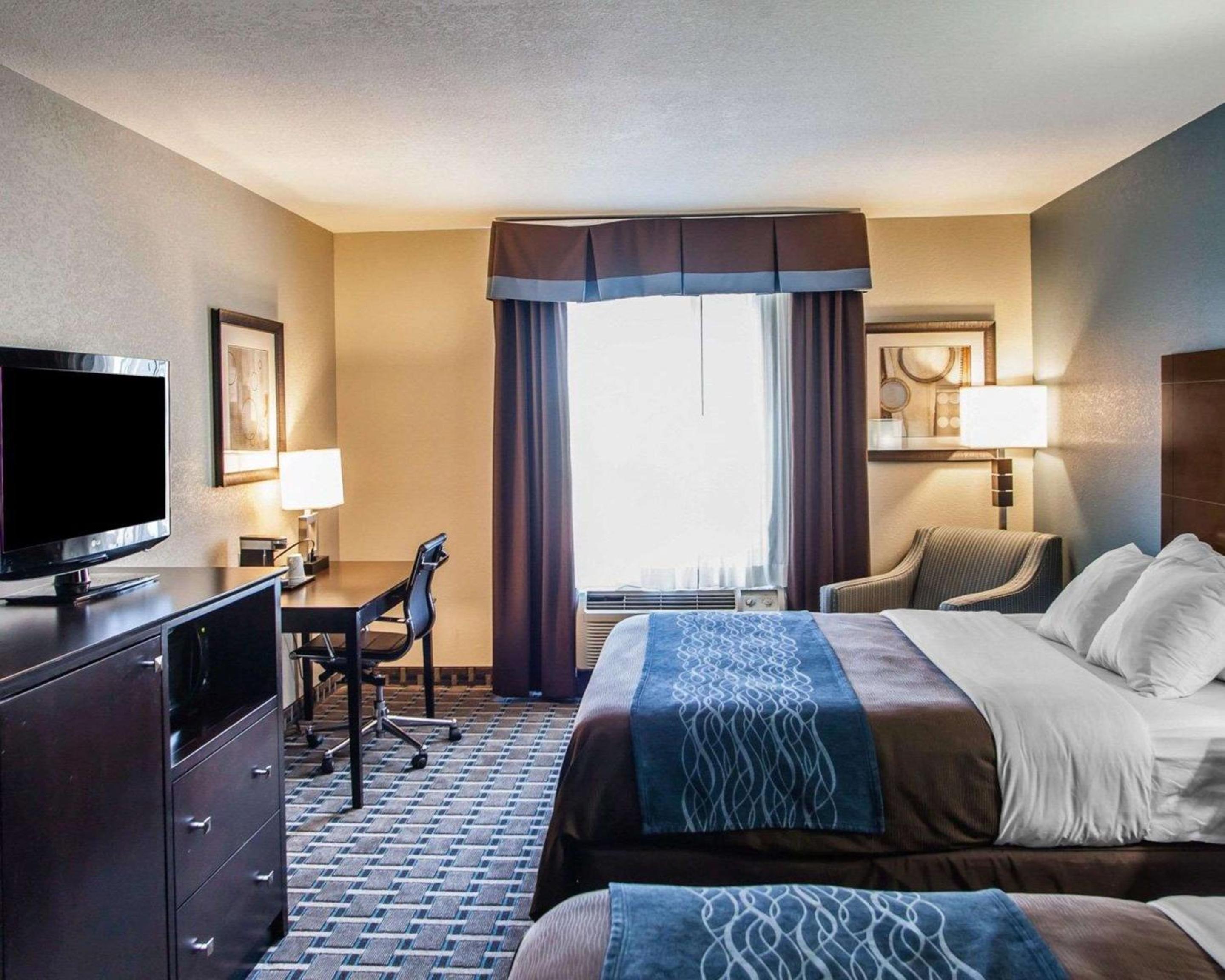 Queen Room with Two Queen Beds - Non-Smoking - Photo 2