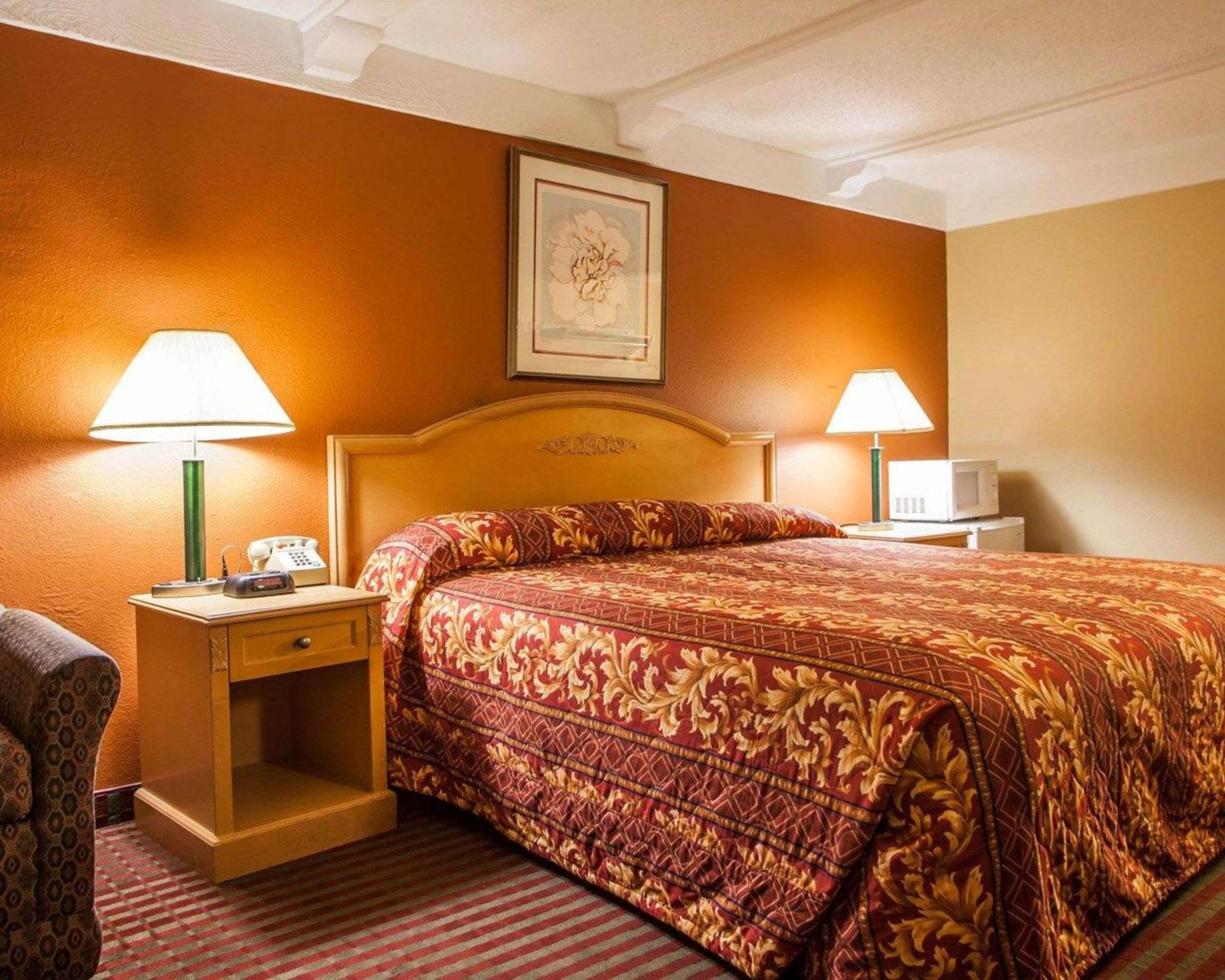 King Room - Non-Smoking - Photo 4