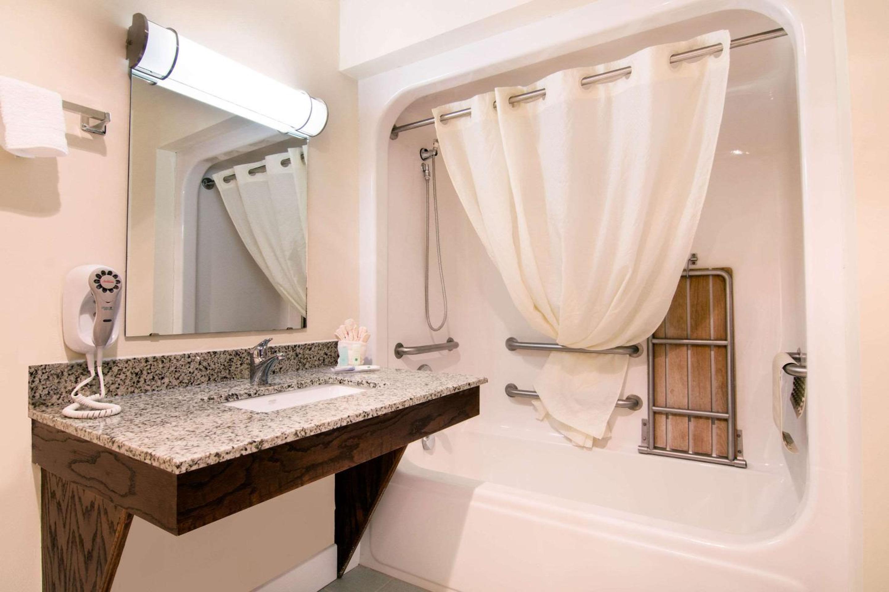 Quality Inn & Suites Carthage near Precious Moments Chapel, Fotografia 5
