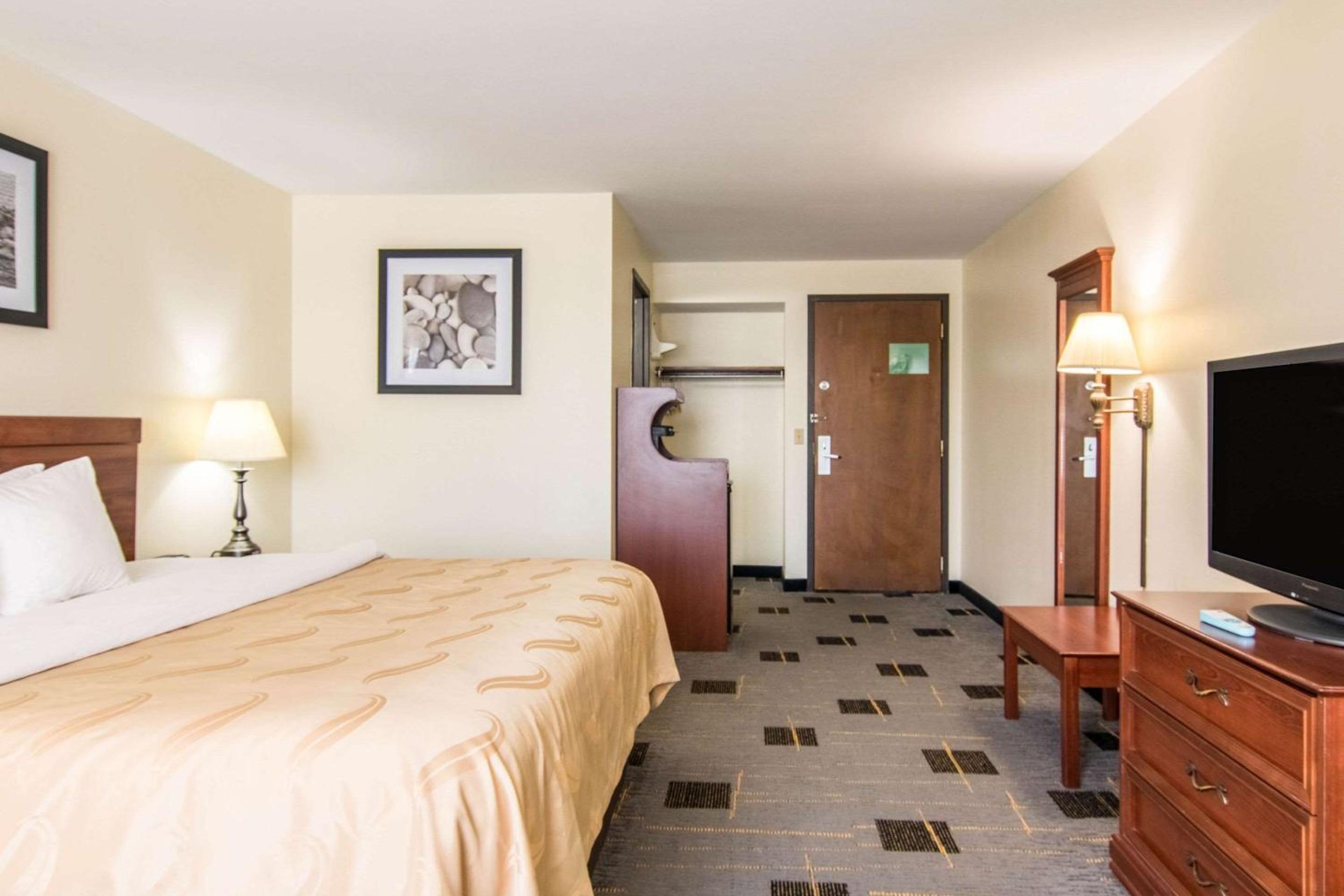 King Room - Non-Smoking - Photo 3