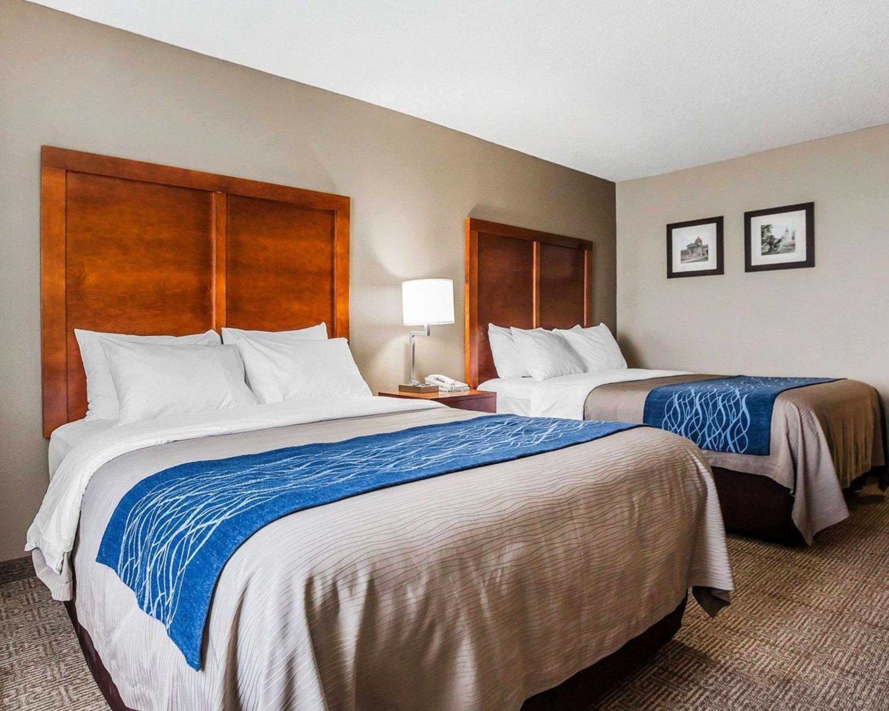 Queen Room with Two Queen Beds - Non-Smoking - Photo 2