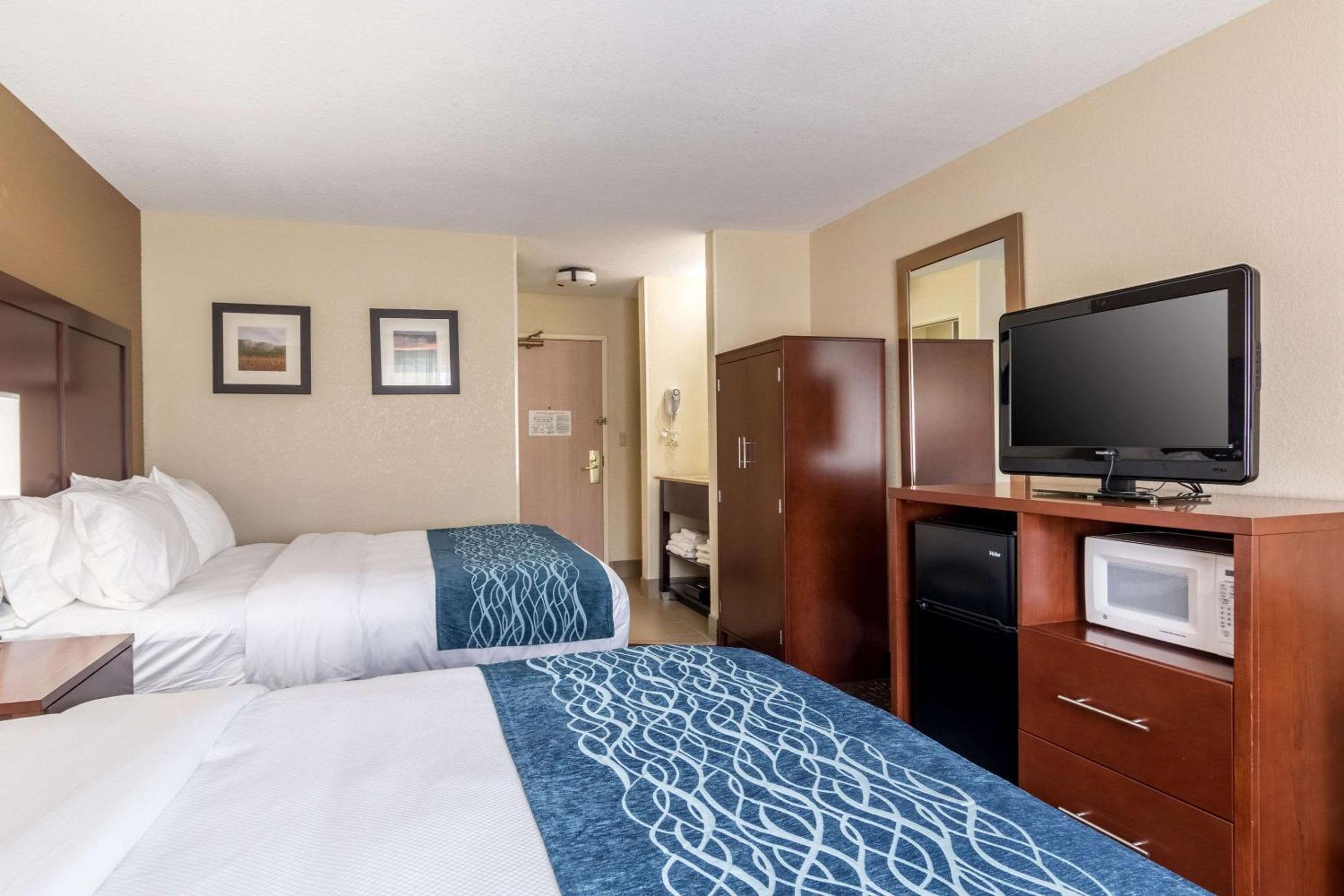 Queen Room with Two Queen Beds - Non-Smoking photo 1