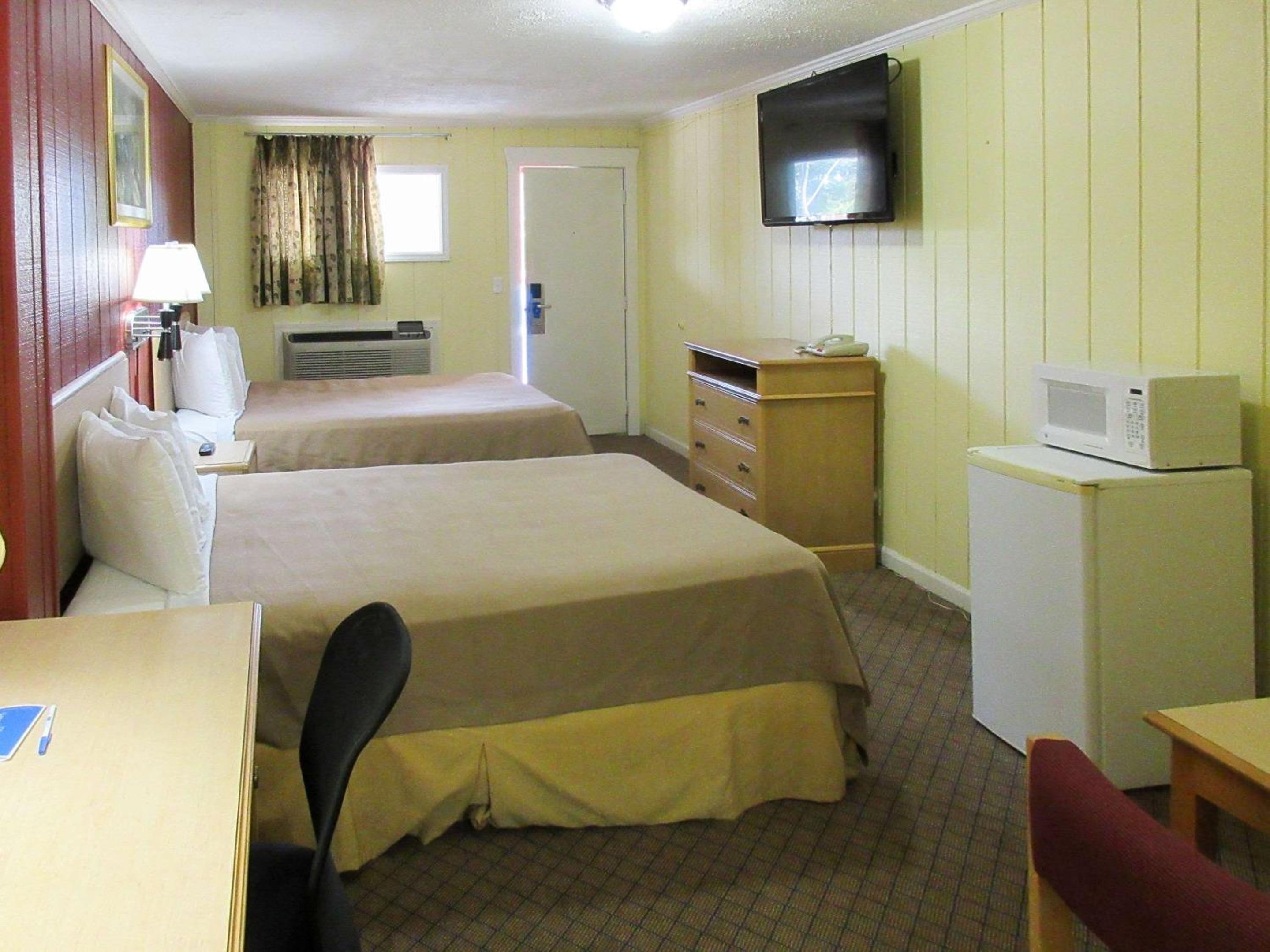 Queen Room with Two Queen Beds - Non-Smoking photo 3