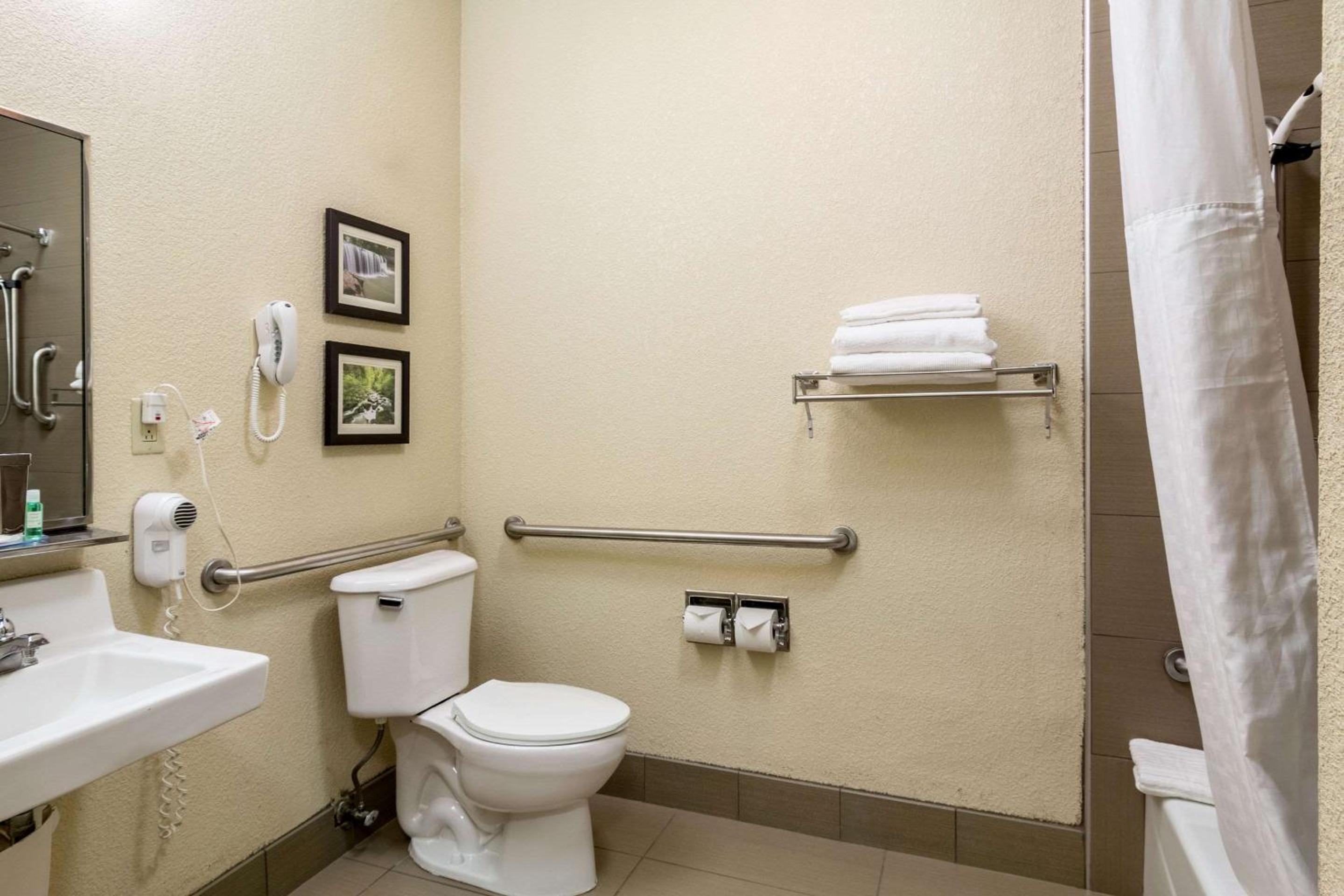 Queen Room - Accessible/Nonsmoking photo 2
