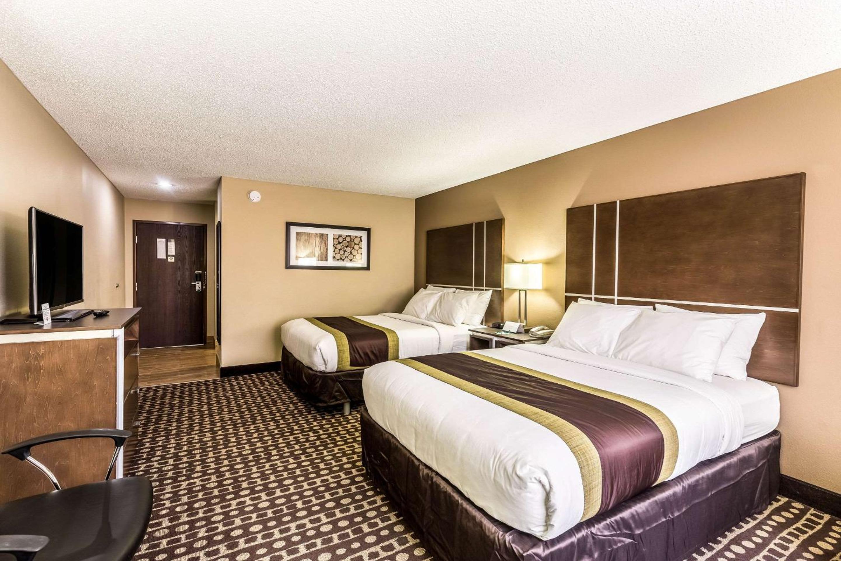 Queen Room with Two Queen Beds - Photo 6