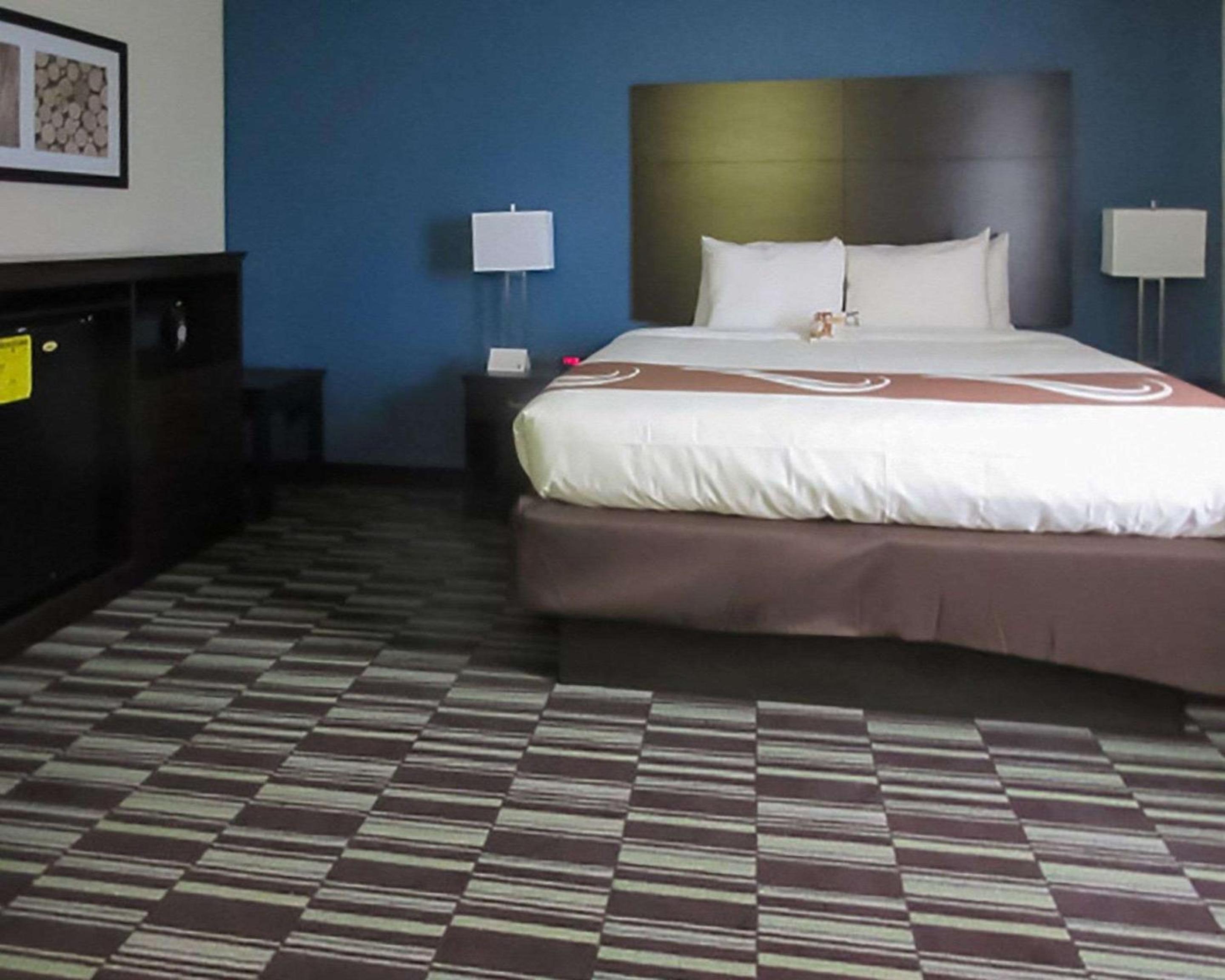 King Room - Non-Smoking - Photo 2