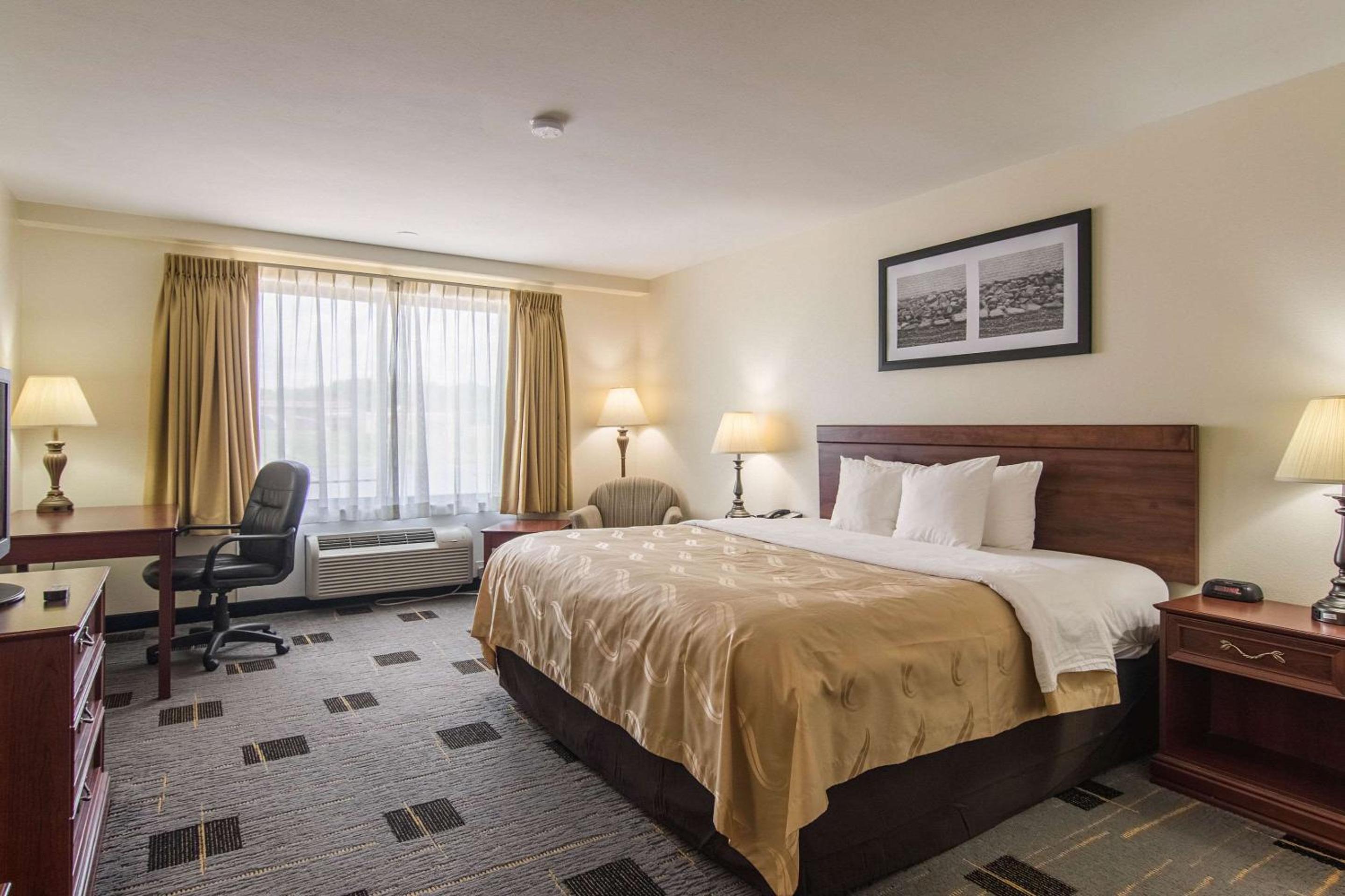 King Room - Non-Smoking - Photo 5