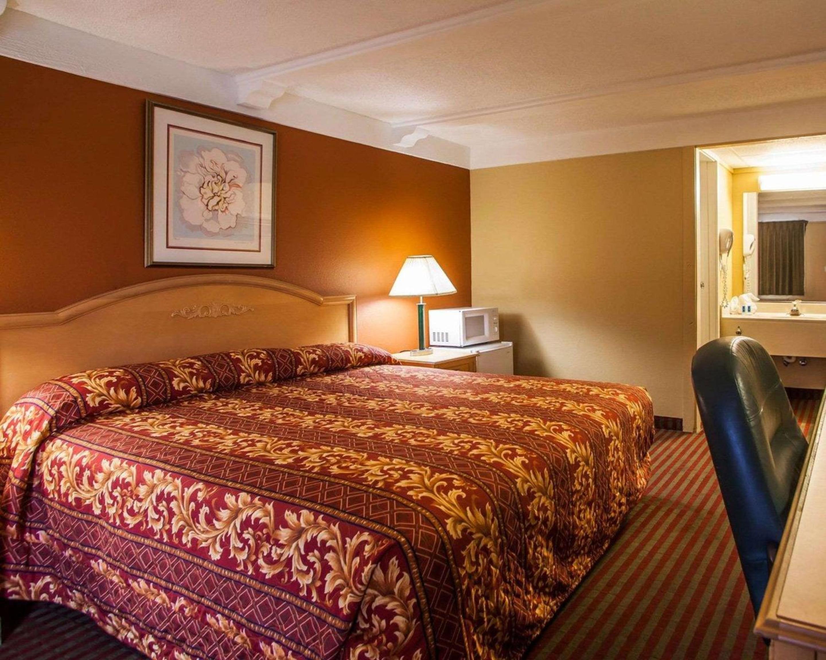 King Room - Non-Smoking - Photo 3