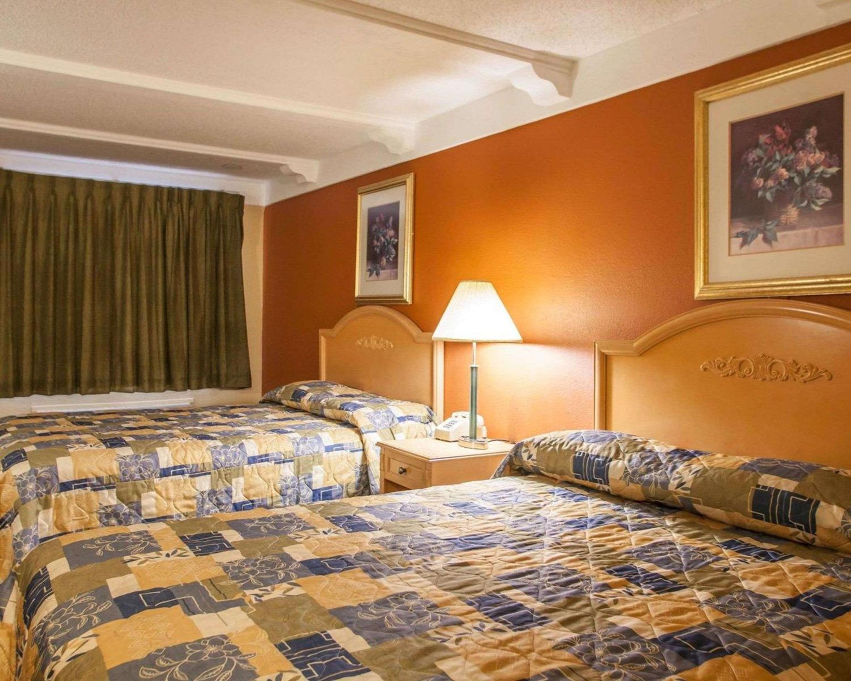 Queen Room with Two Queen Beds - Smoking - Photo 1