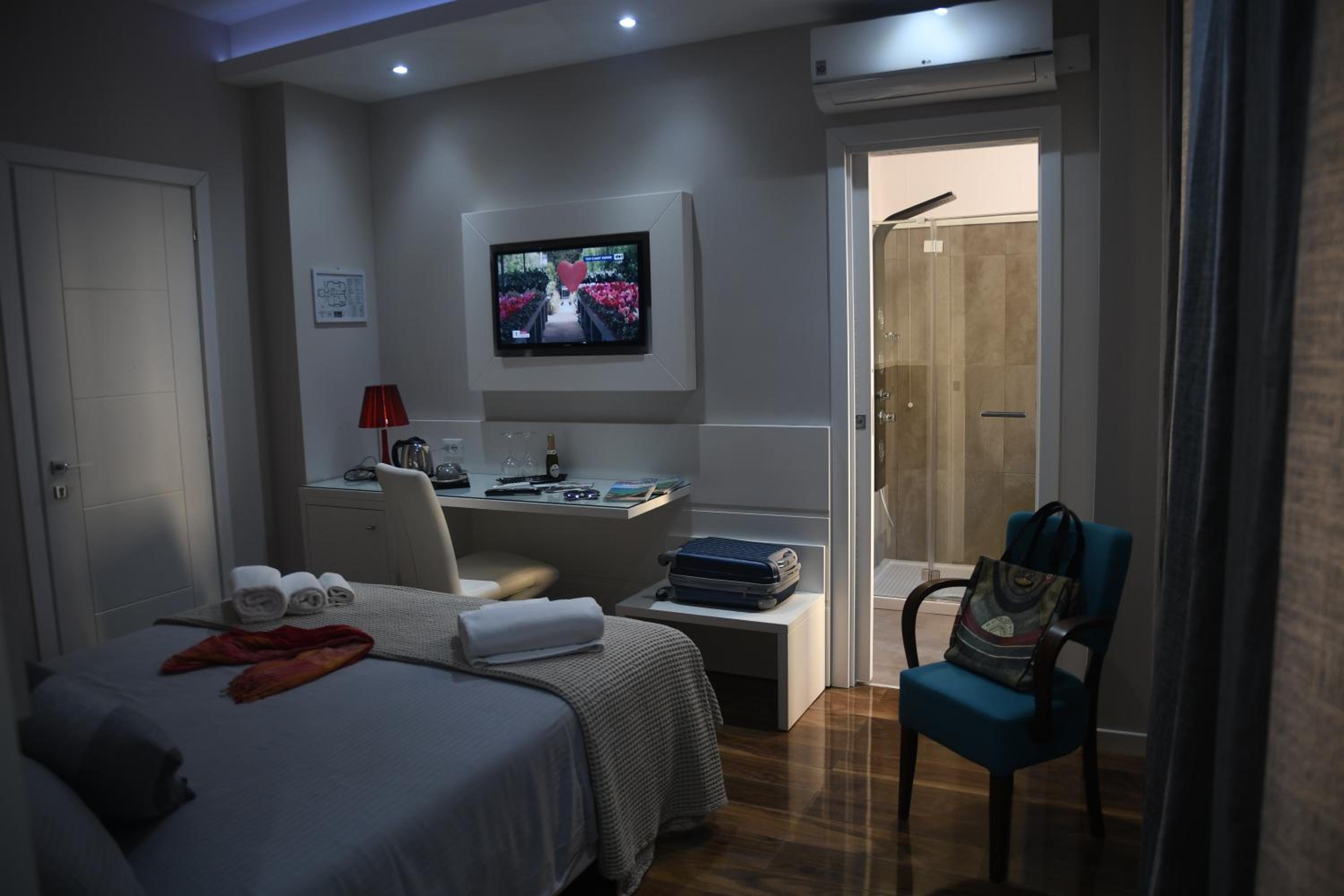 Deluxe Double Room with Balcony photo 3