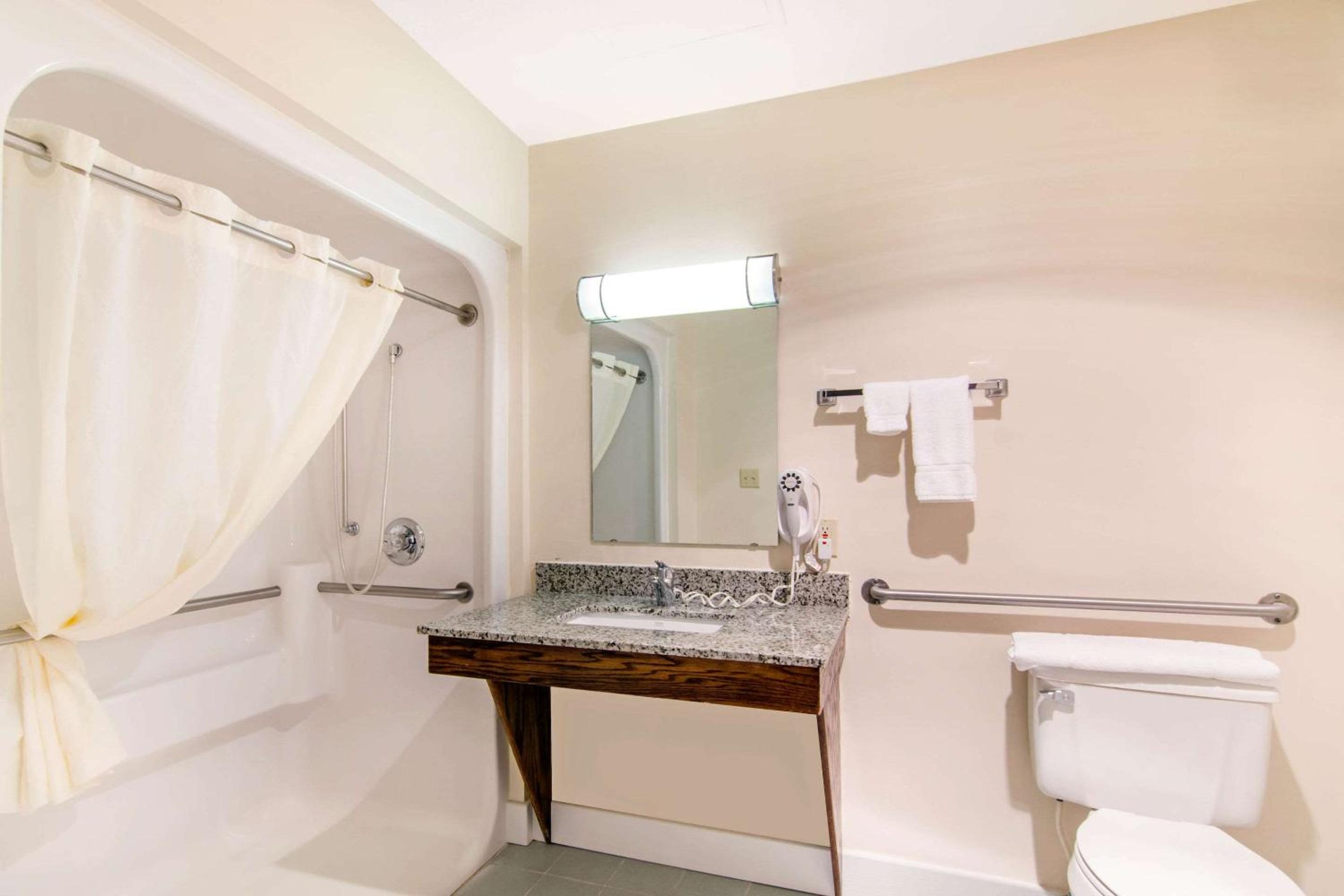 Quality Inn & Suites Carthage near Precious Moments Chapel, Fotografia 4