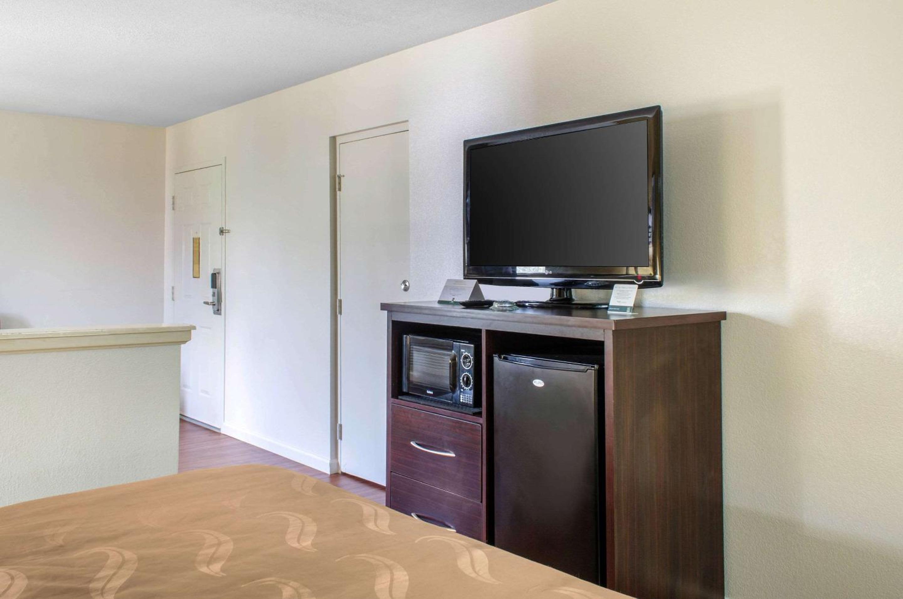 King Suite - Non-Smoking photo 2