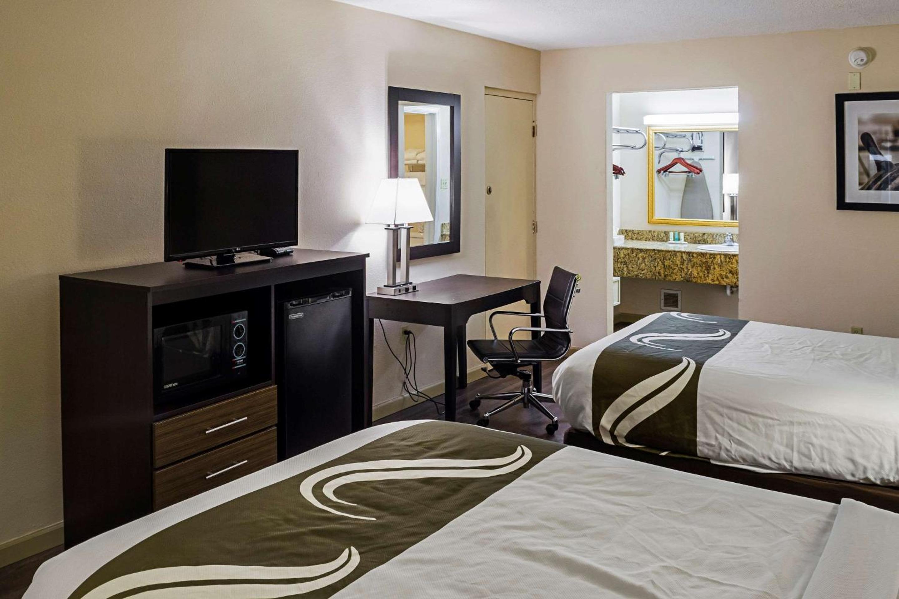 Double Room with Two Double Beds - Smoking - Photo 1