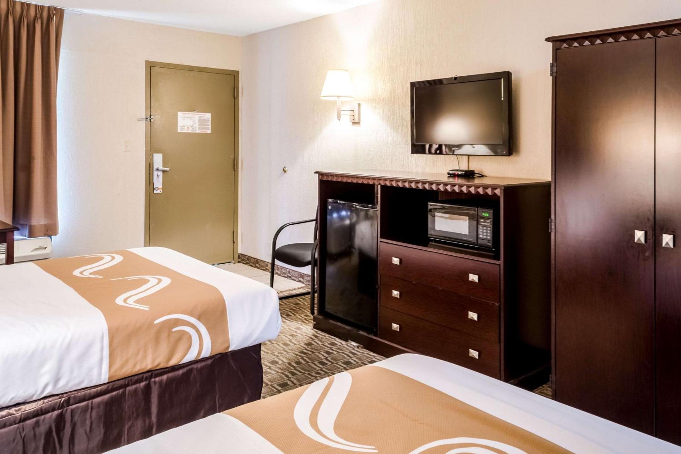 Double Room with Two Double Beds - Smoking - Photo 4