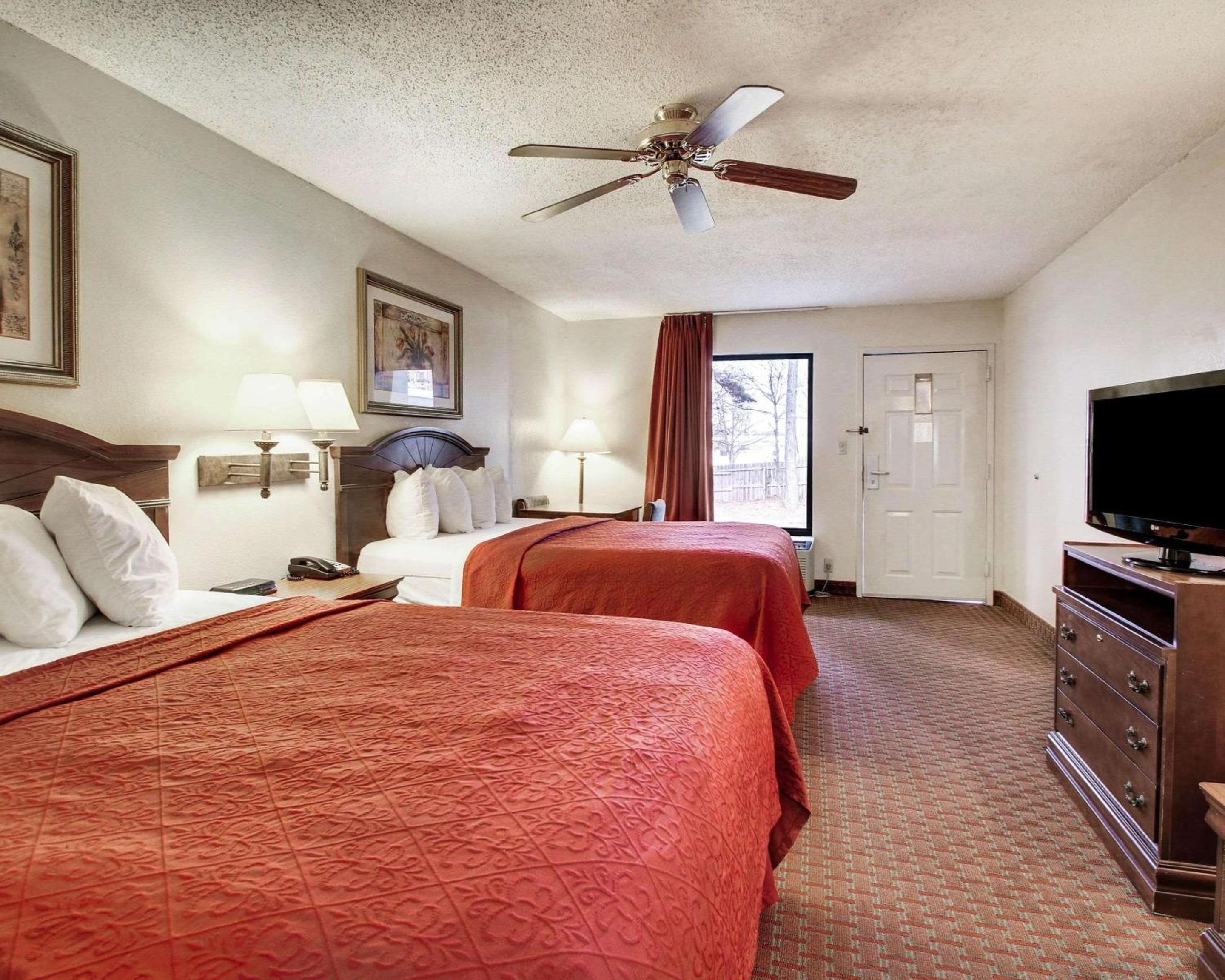 Queen Room with Two Queen Beds - Non-Smoking photo 3