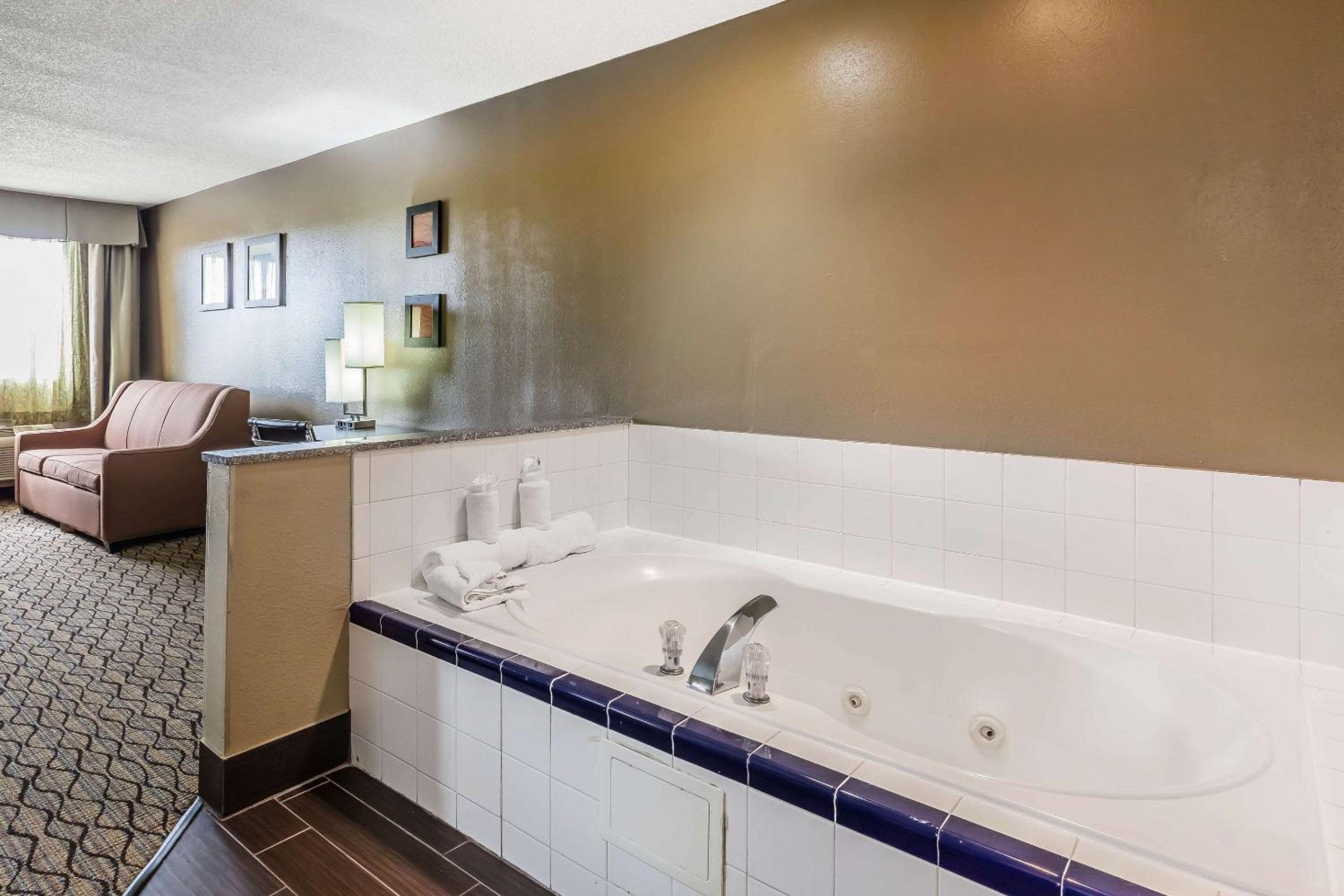 King Suite - Photo 2
