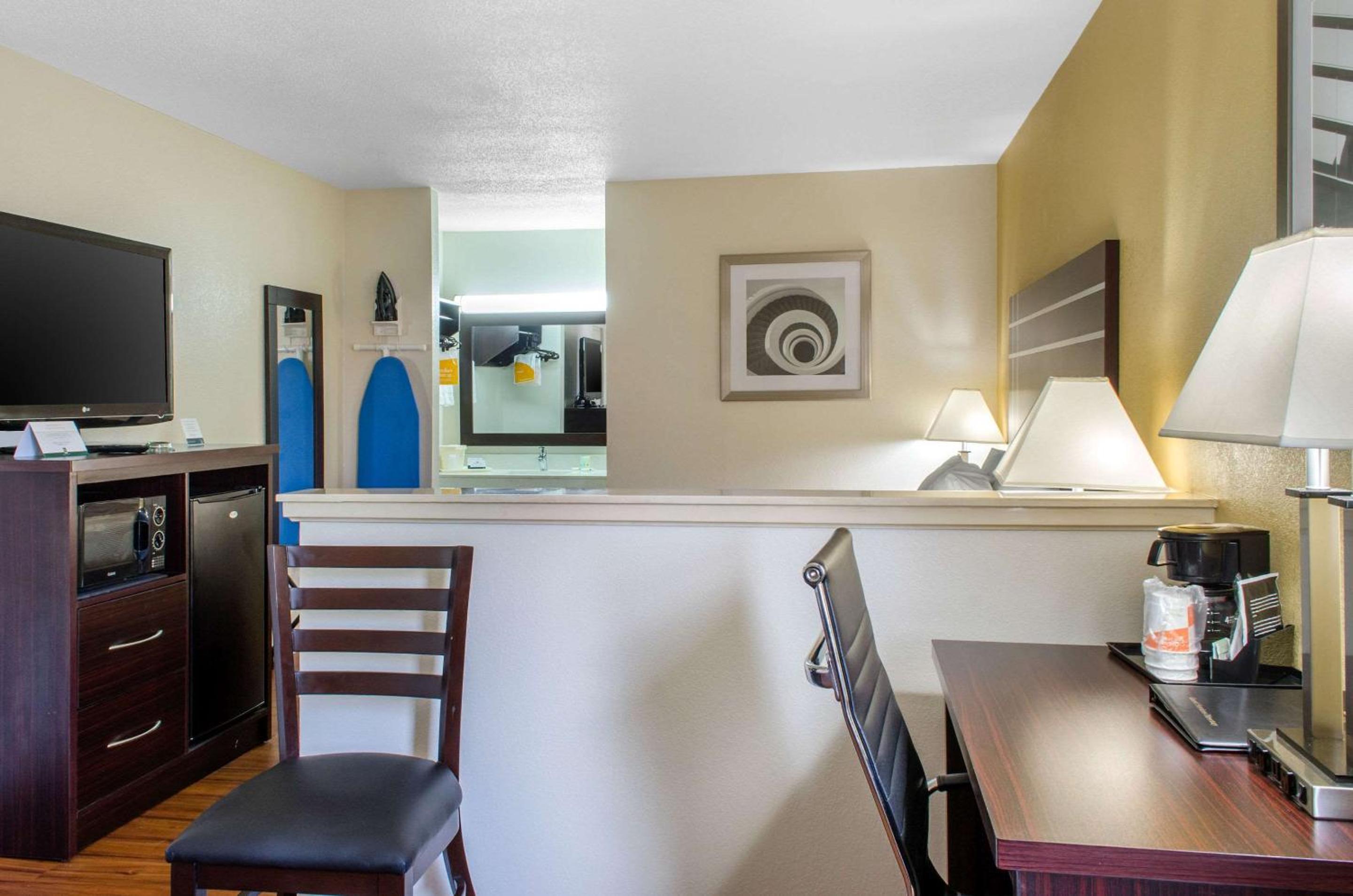 King Suite - Non-Smoking photo 3