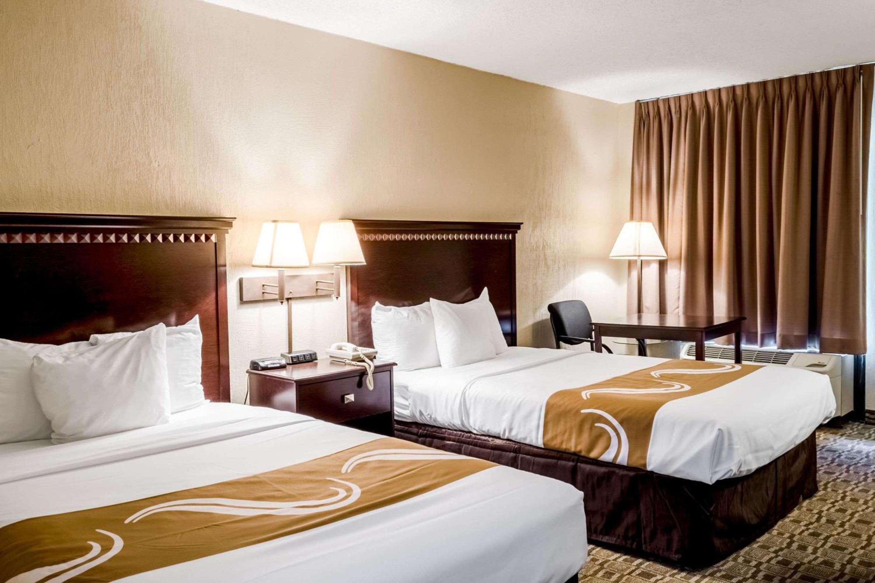 Double Room with Two Double Beds - Smoking - Photo 3