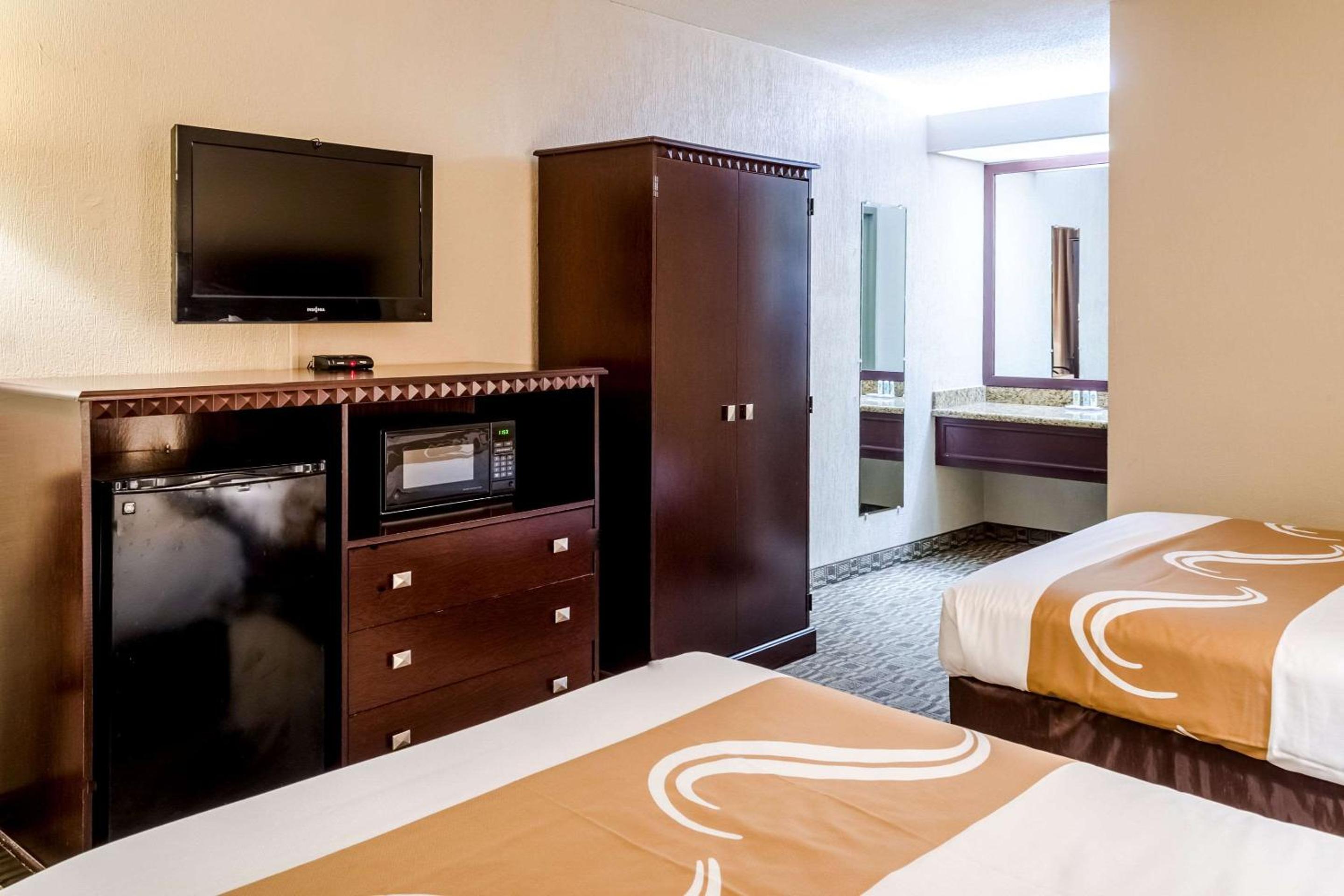 Double Room with Two Double Beds - Smoking - Photo 2