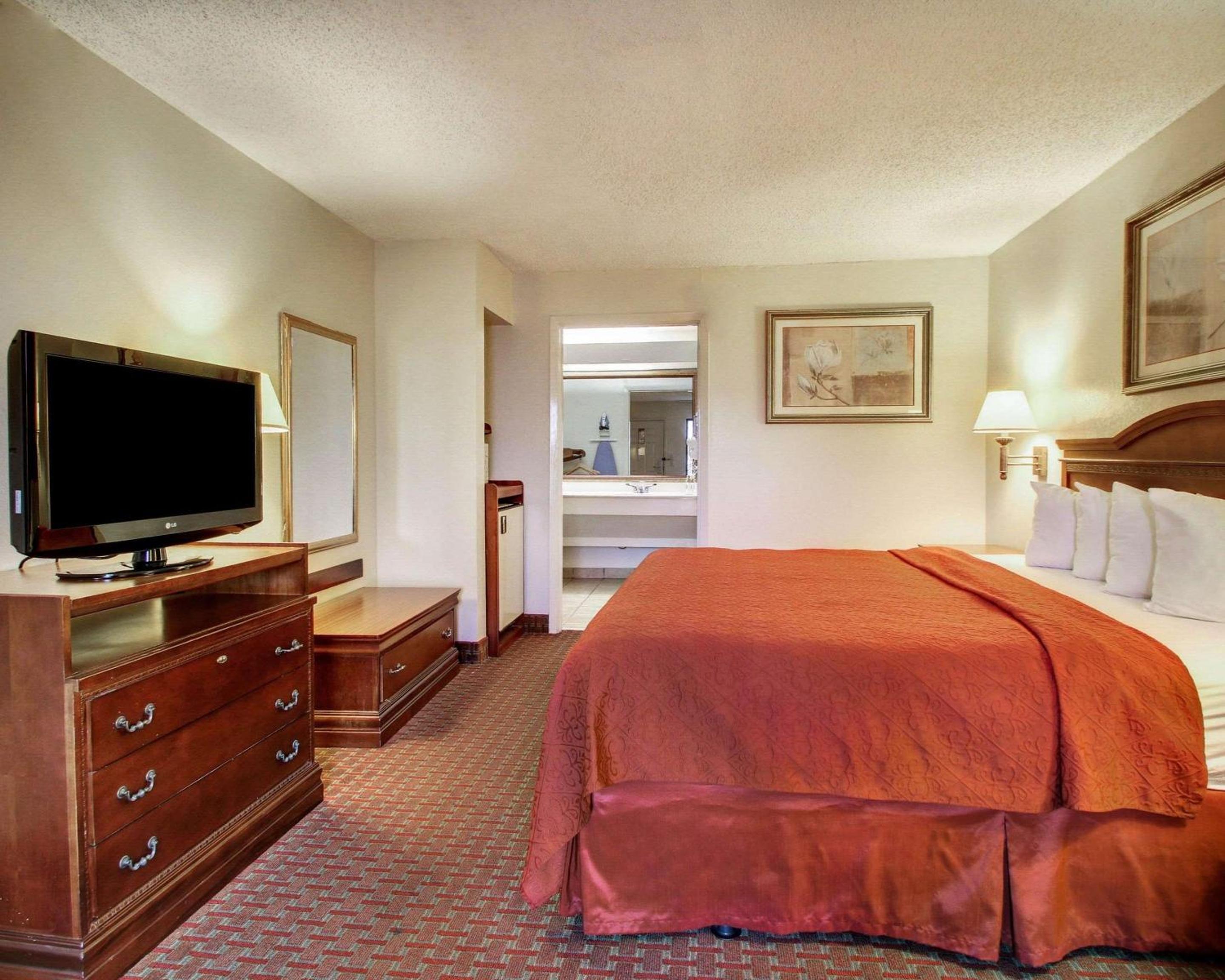 Queen Room with Two Queen Beds - Non-Smoking photo 2