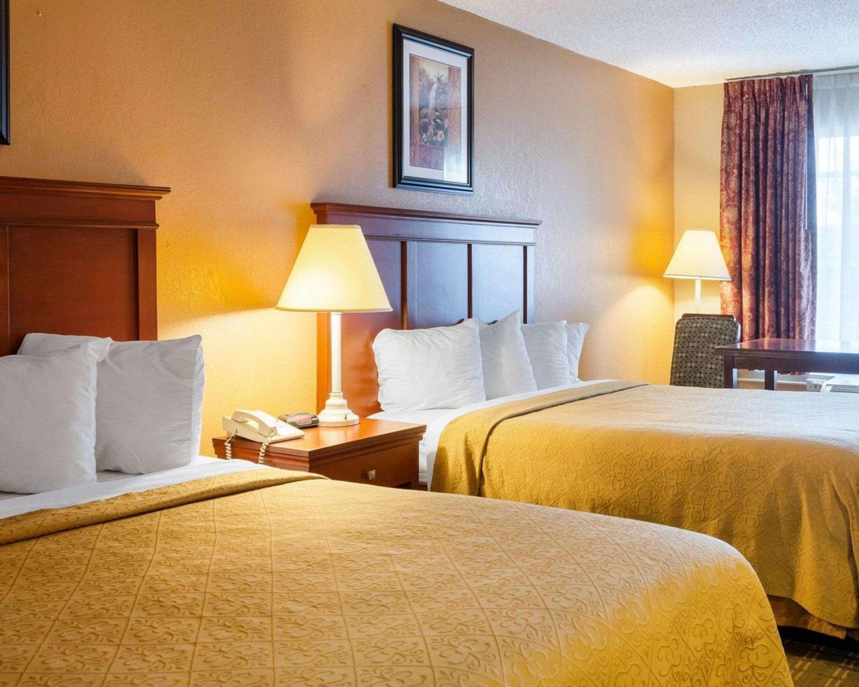 Queen Room with Two Queen Beds - Non-Smoking - Photo 2