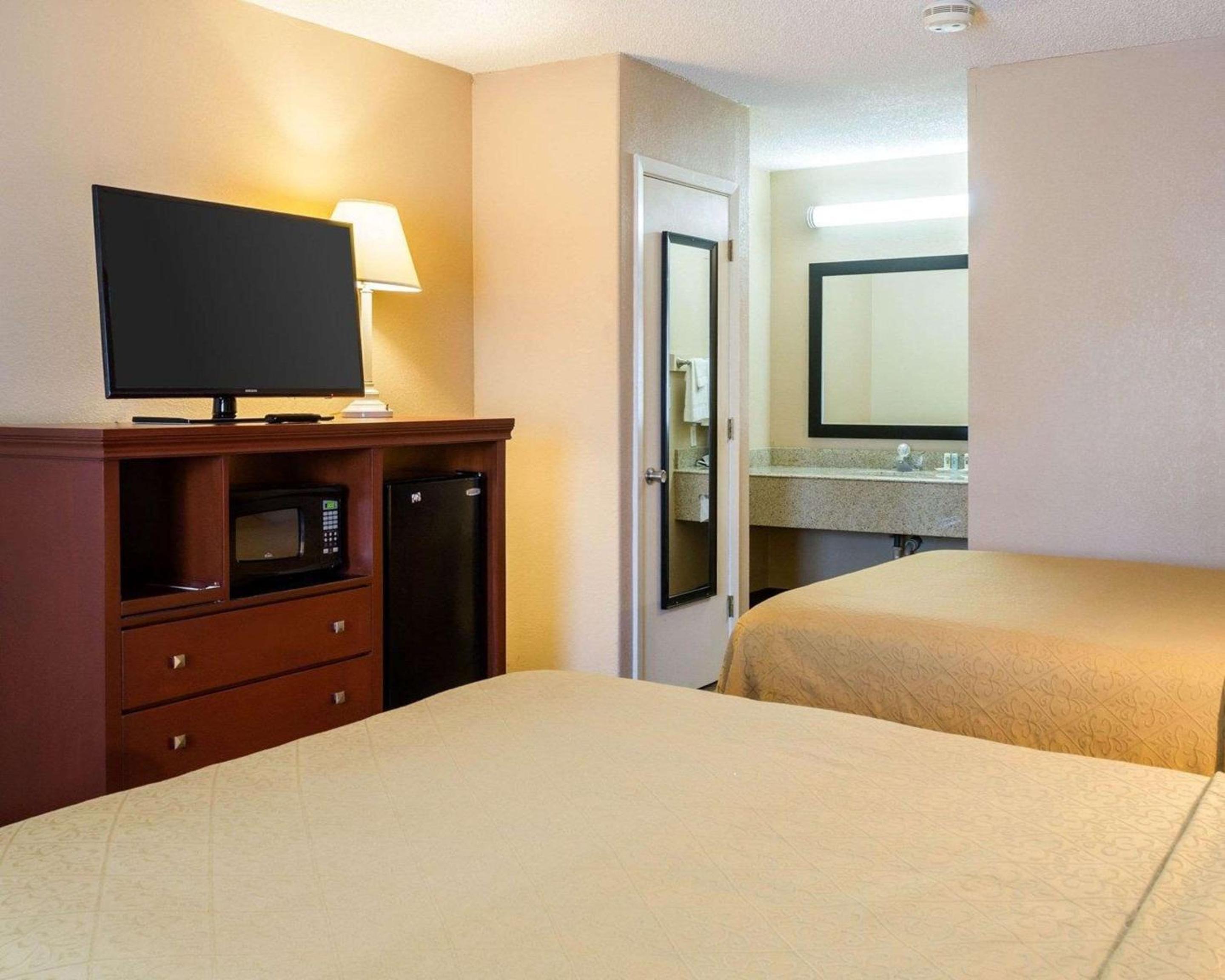 Queen Room with Two Queen Beds - Non-Smoking - Photo 5