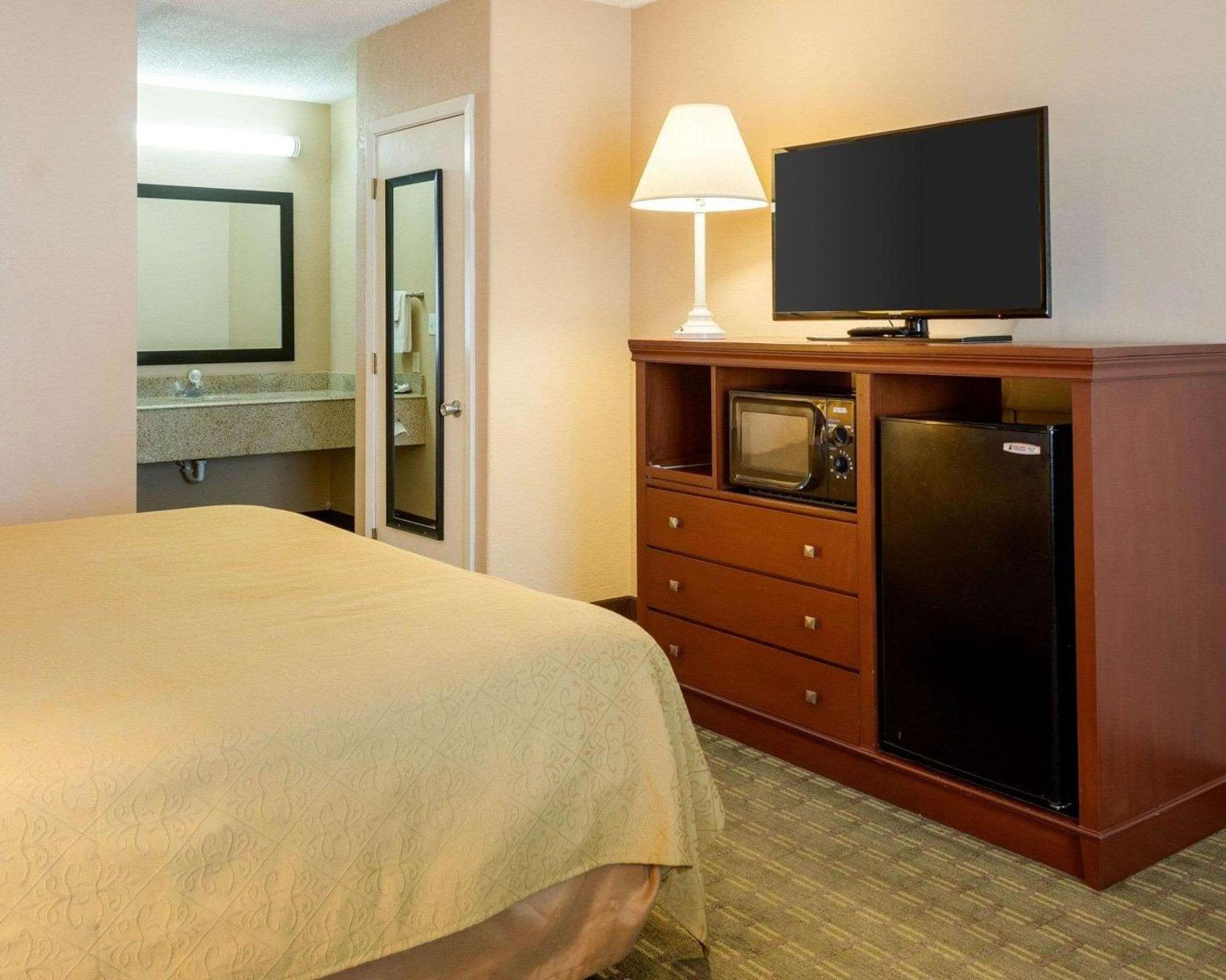 King Room - Non-Smoking - Photo 4