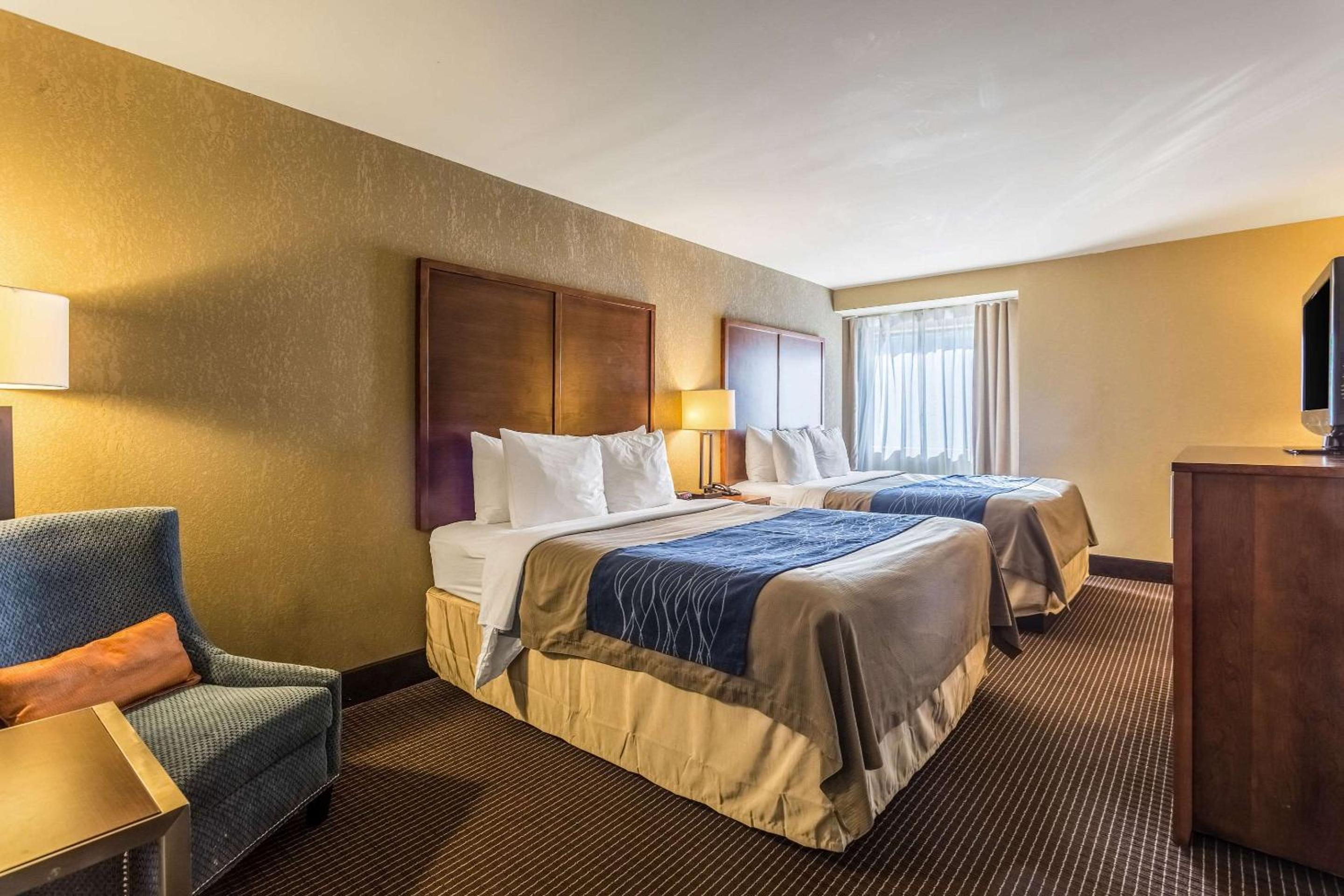 Queen Room with Two Queen Beds - Non-Smoking photo 1