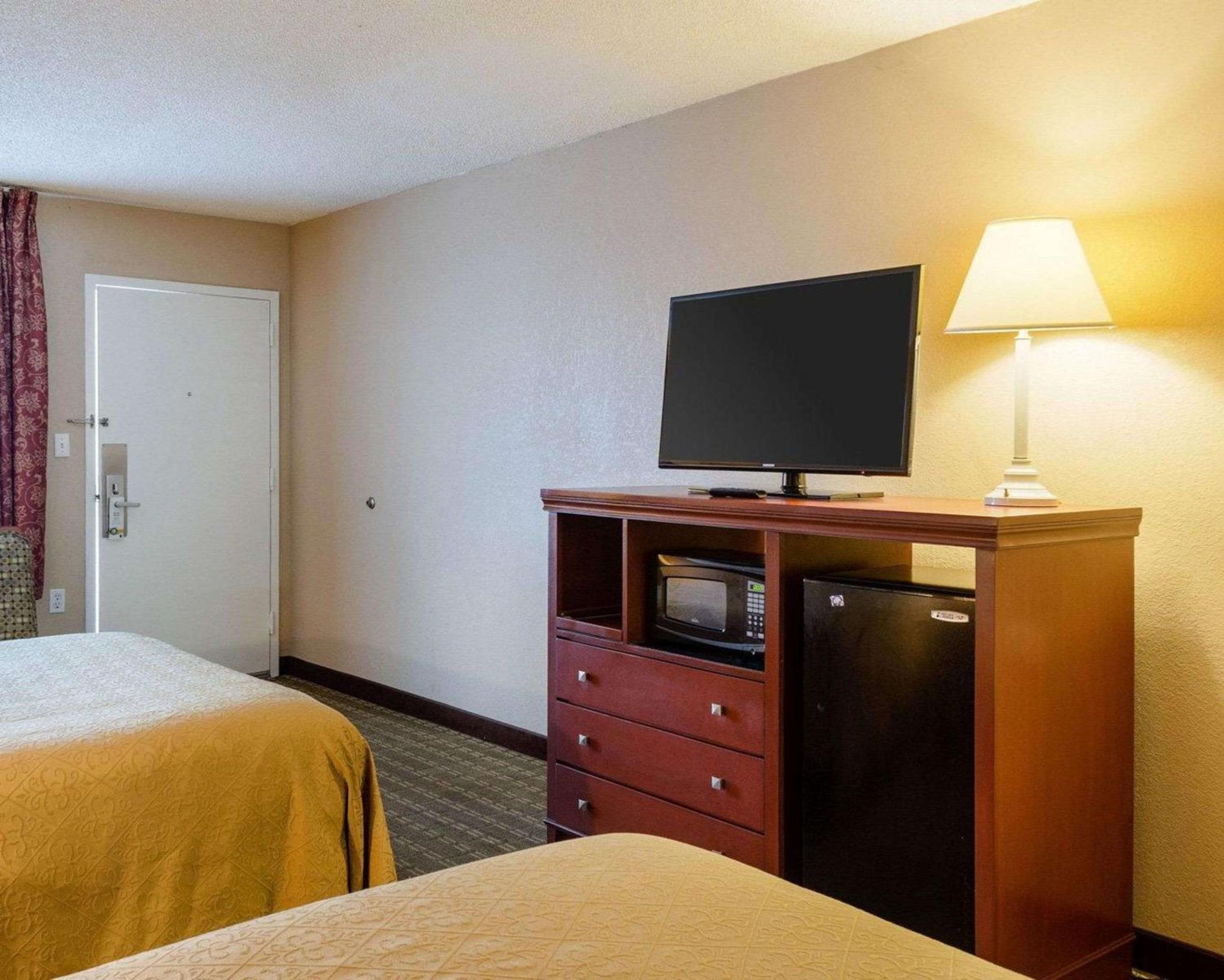 Queen Room with Two Queen Beds - Non-Smoking - Photo 4