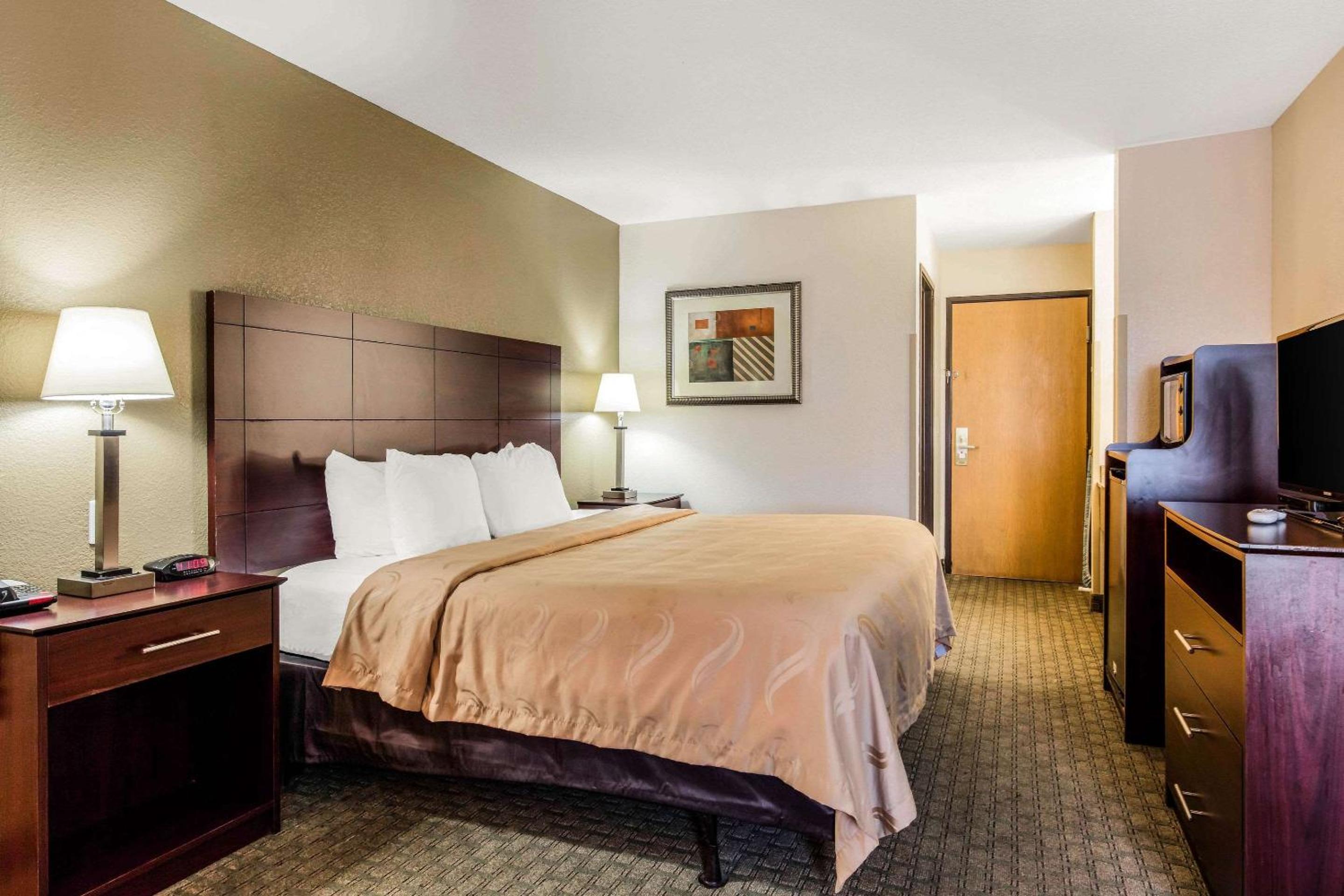 King Room - Non-Smoking - Photo 3