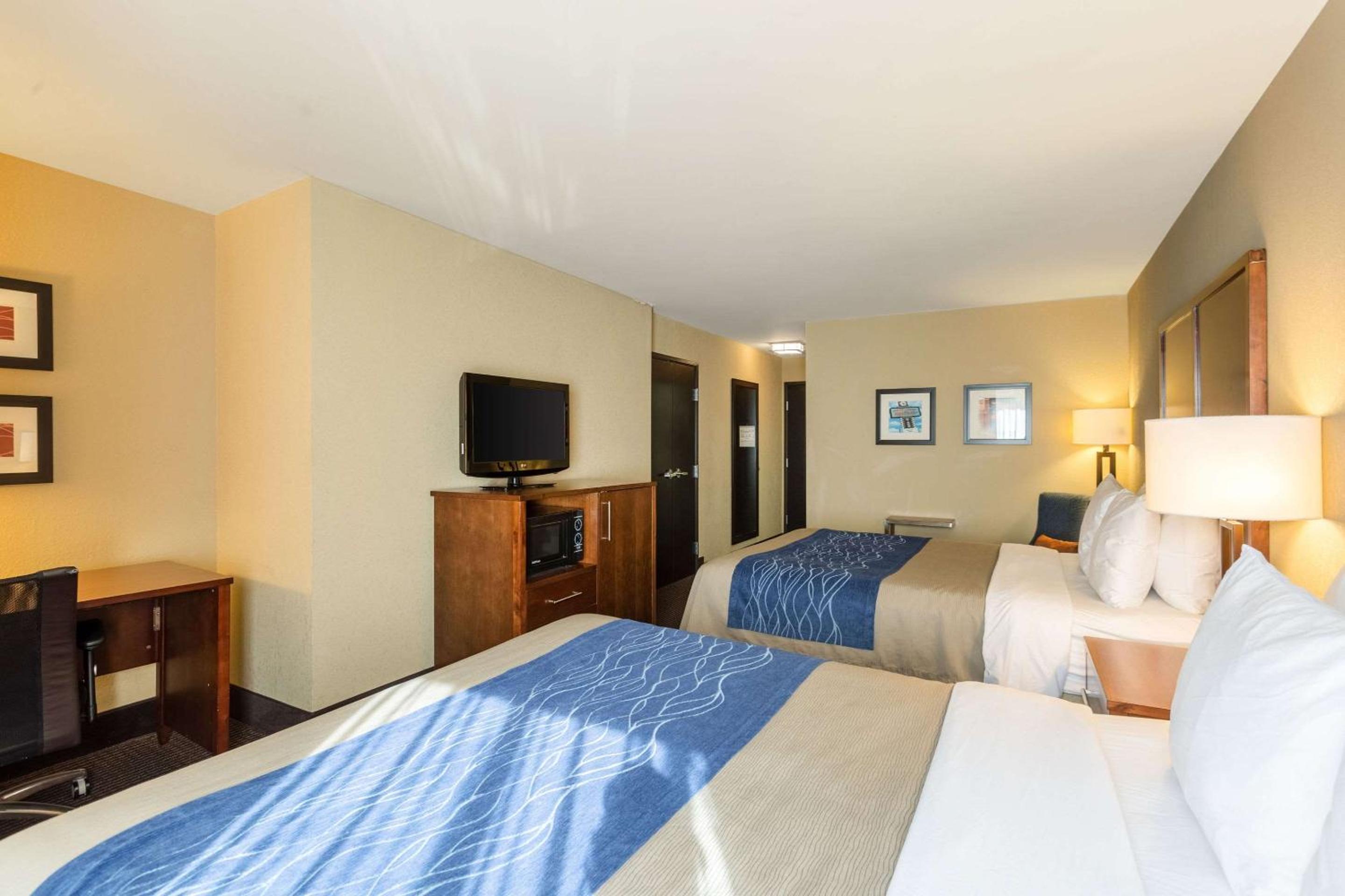 Queen Room with Two Queen Beds - Accessible/Non-Smoking  photo 3