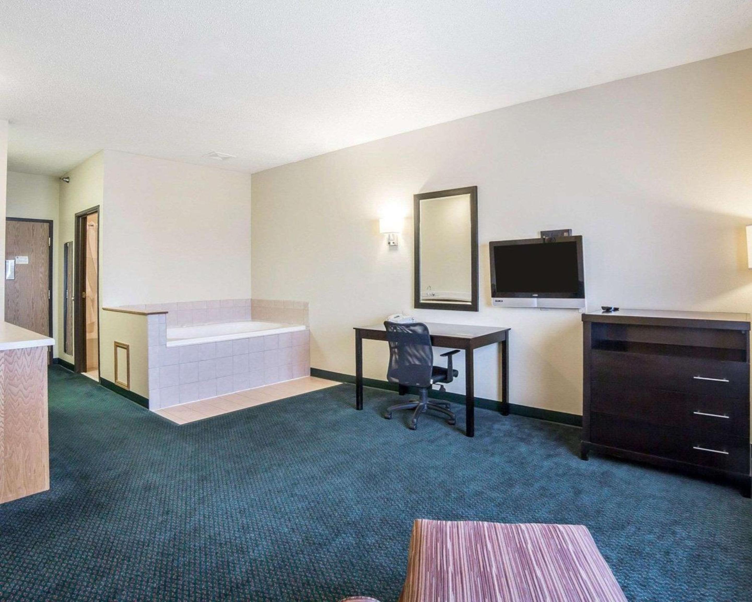 King Suite with Spa Bath - Photo 3