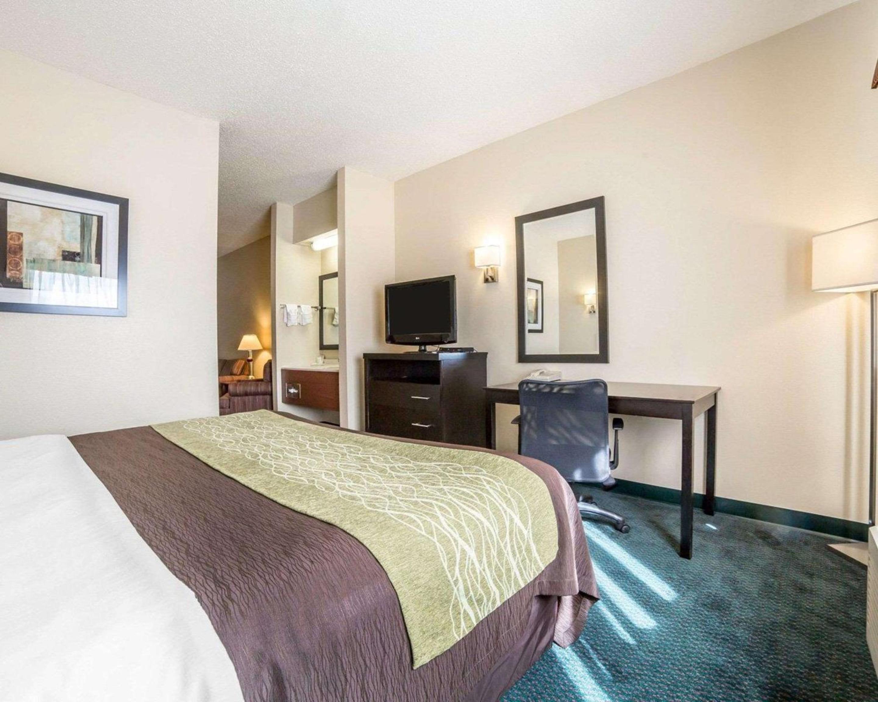 Deluxe King Room - Photo 7