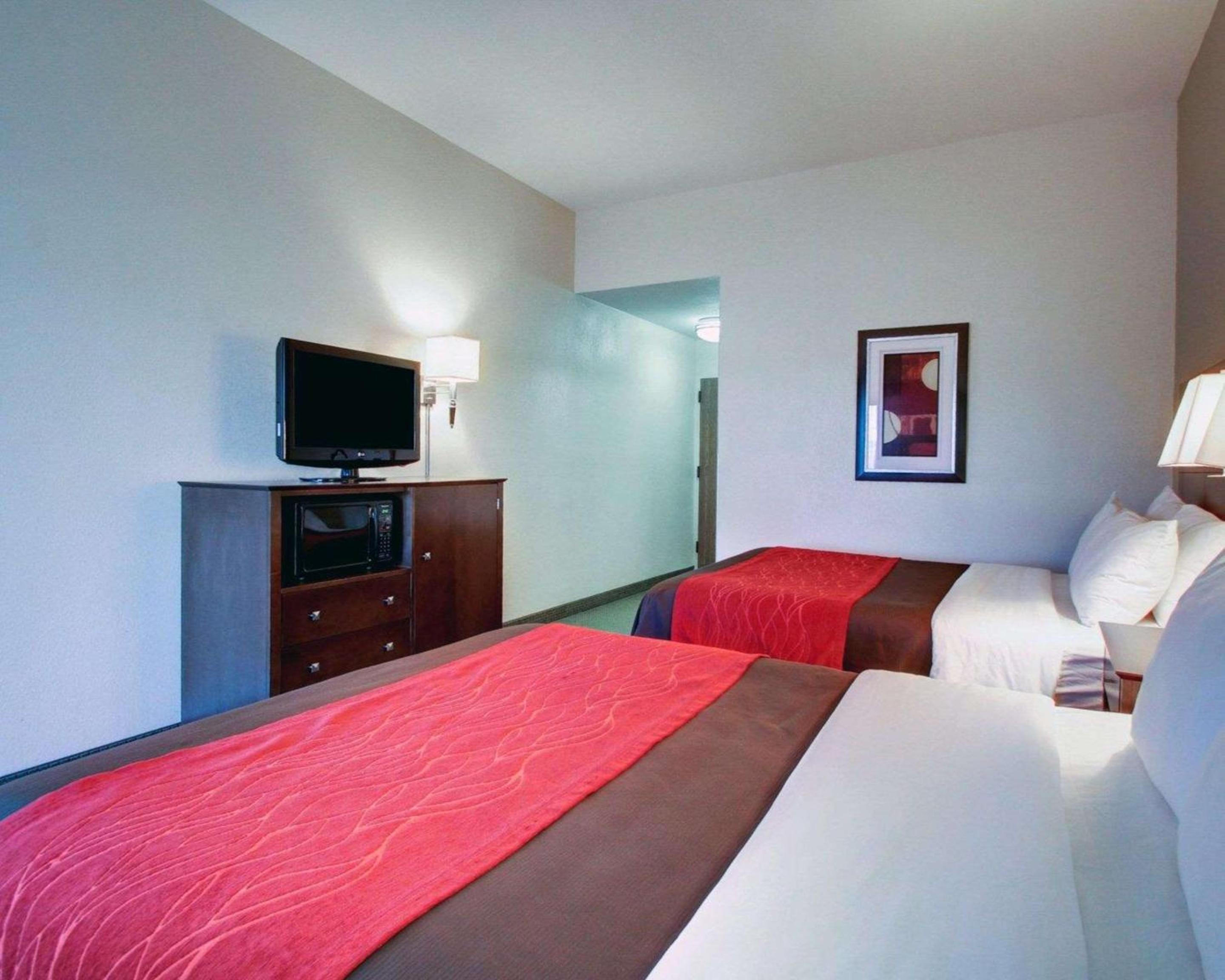 Queen Room with Two Queen Beds - Non-Smoking - Photo 2